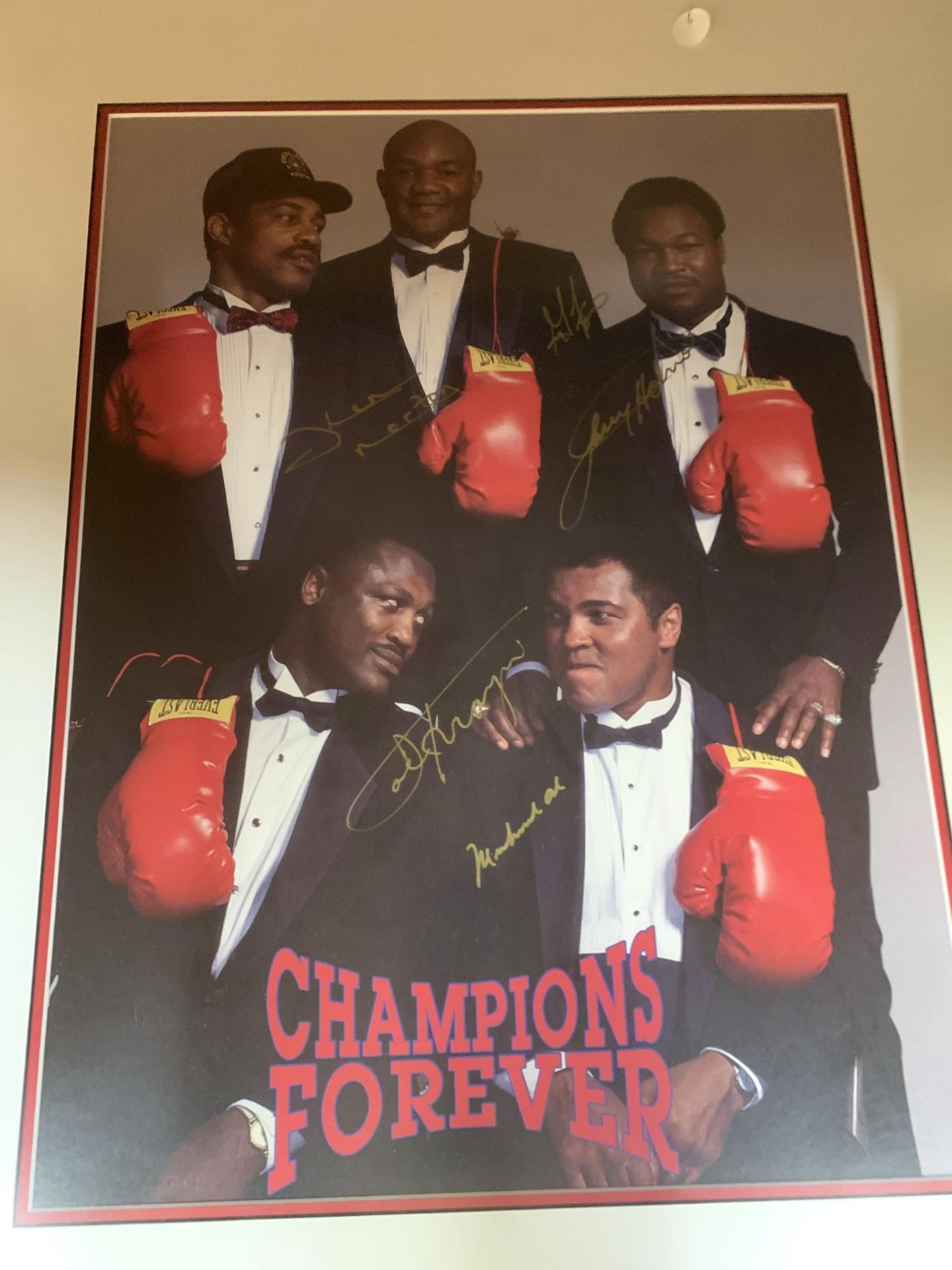 A SIGNED AND FRAMED PHOTOGRAPH OF MUHAMMED ALI , GEORGE FOREMAN, JOE FRAZIER, KEN NORTON & LARRY - Image 2 of 3