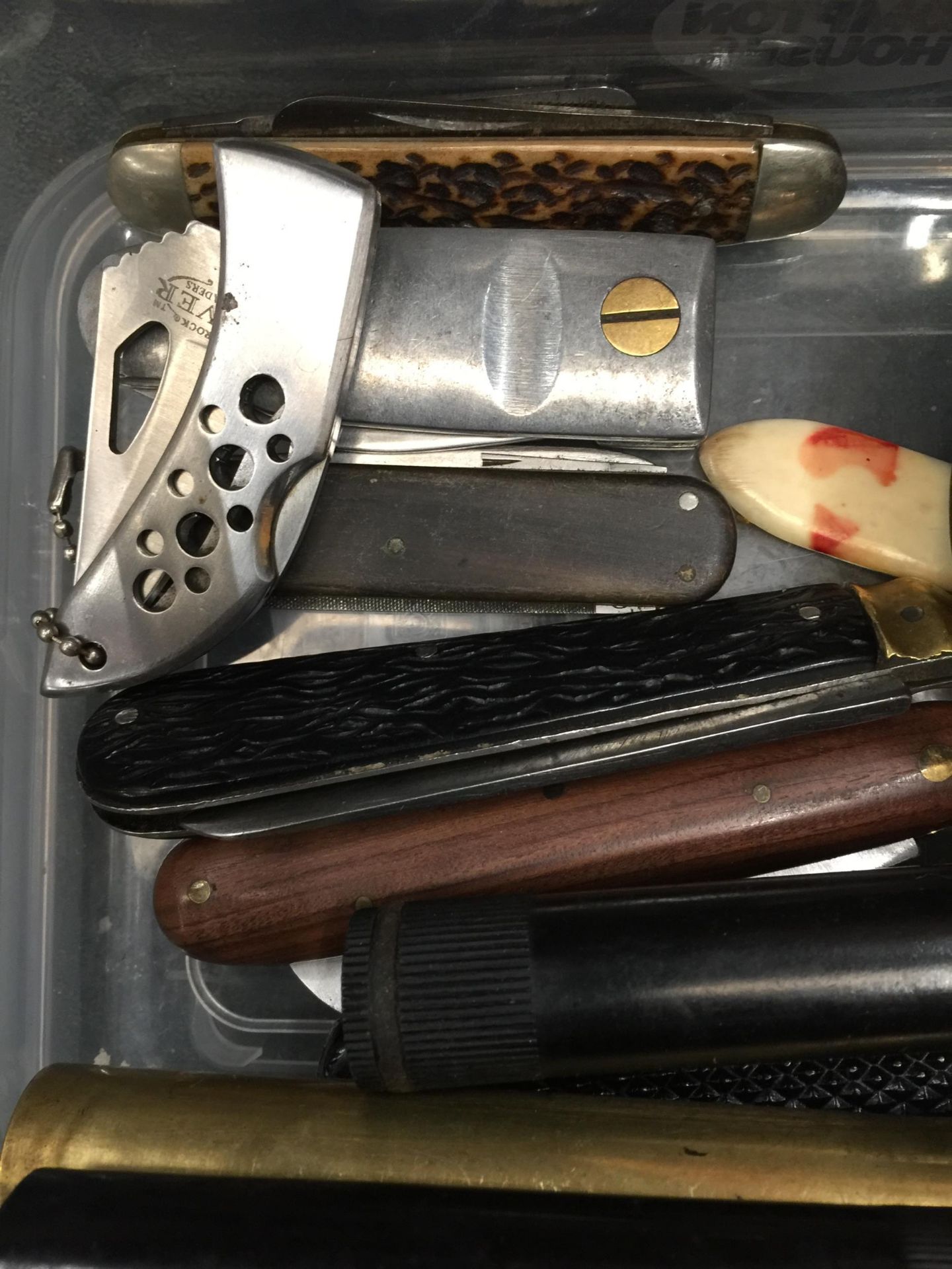 A FISHING BAG, REEL, PENKNIVES ETC - Image 3 of 6