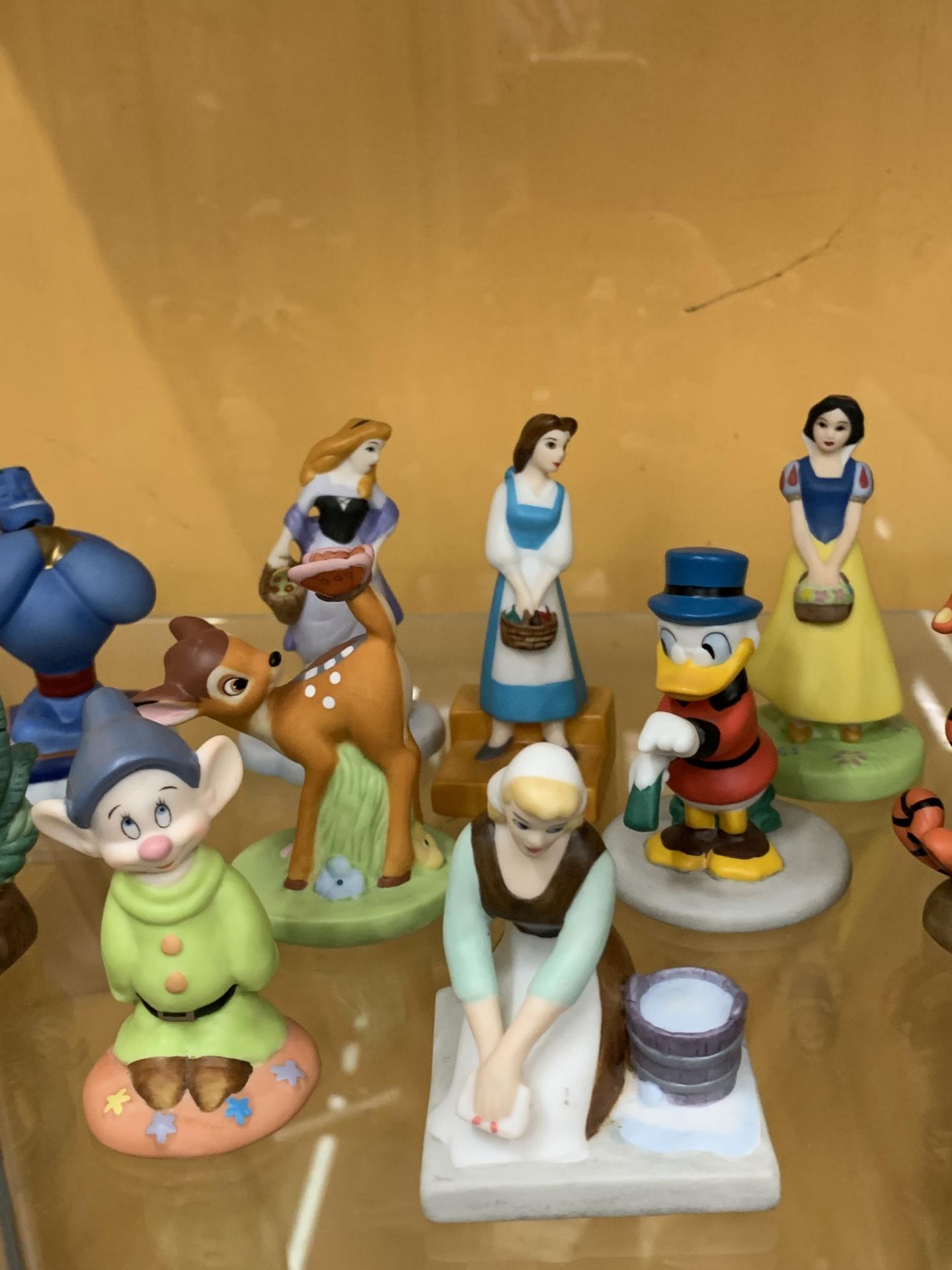 A COLLECTION OF THIRTEEN DISNEY CERAMIC ORNAMENTS, GENIE, BEAST, SNOW WHITE, DUMBO ETC - Image 3 of 5