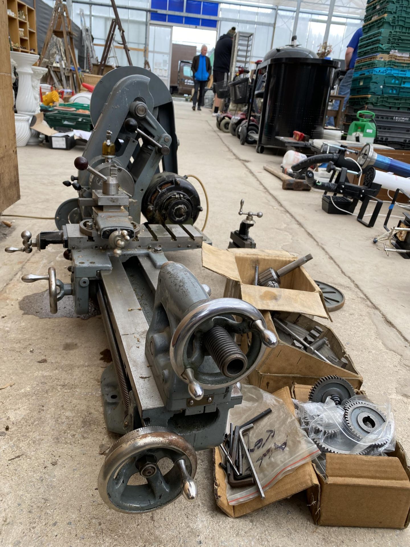 A MYFORD ML7 LATHE COMPLETE WITH SINGLE PHASE MOTOR, CHUCKS AND VARIOUS ACCESSORIES - Image 5 of 10