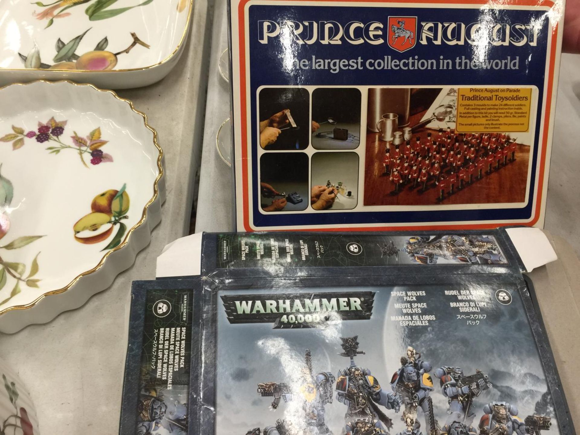 A QUANTITY OF TOY FIGURES AND HORSES, A WARHAMMER SPACE WOLVES KIT AND A PRINCE AUGUST MODELLING KIT - Image 6 of 6