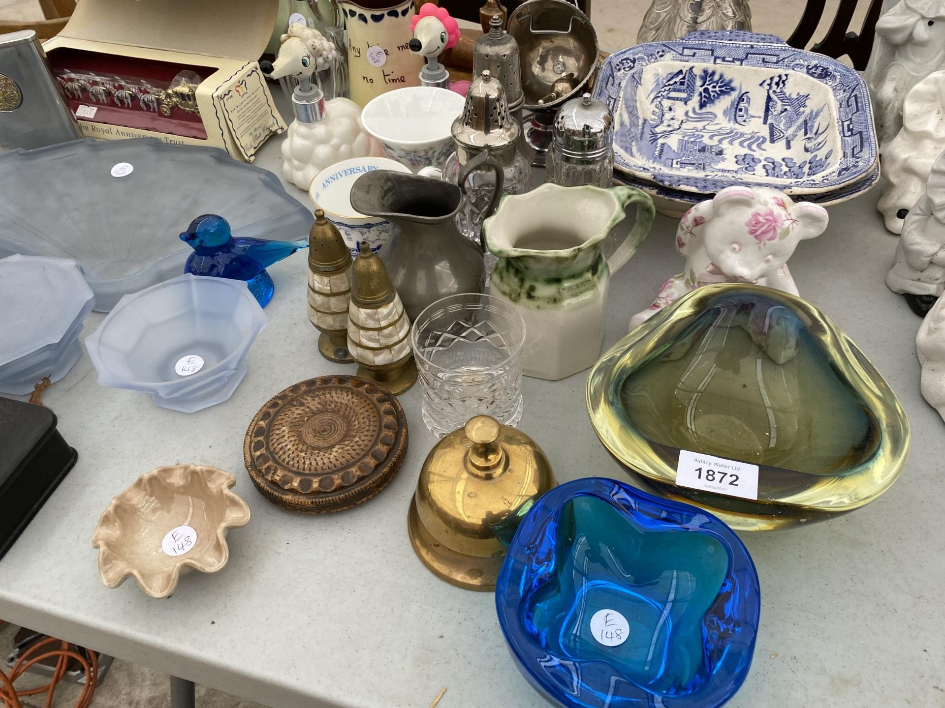 AN ASSORTMENT OF ITEMS TO INCLUDE SILVER PLATE, CERAMICS AND GLASS WARE ETC - Image 4 of 4