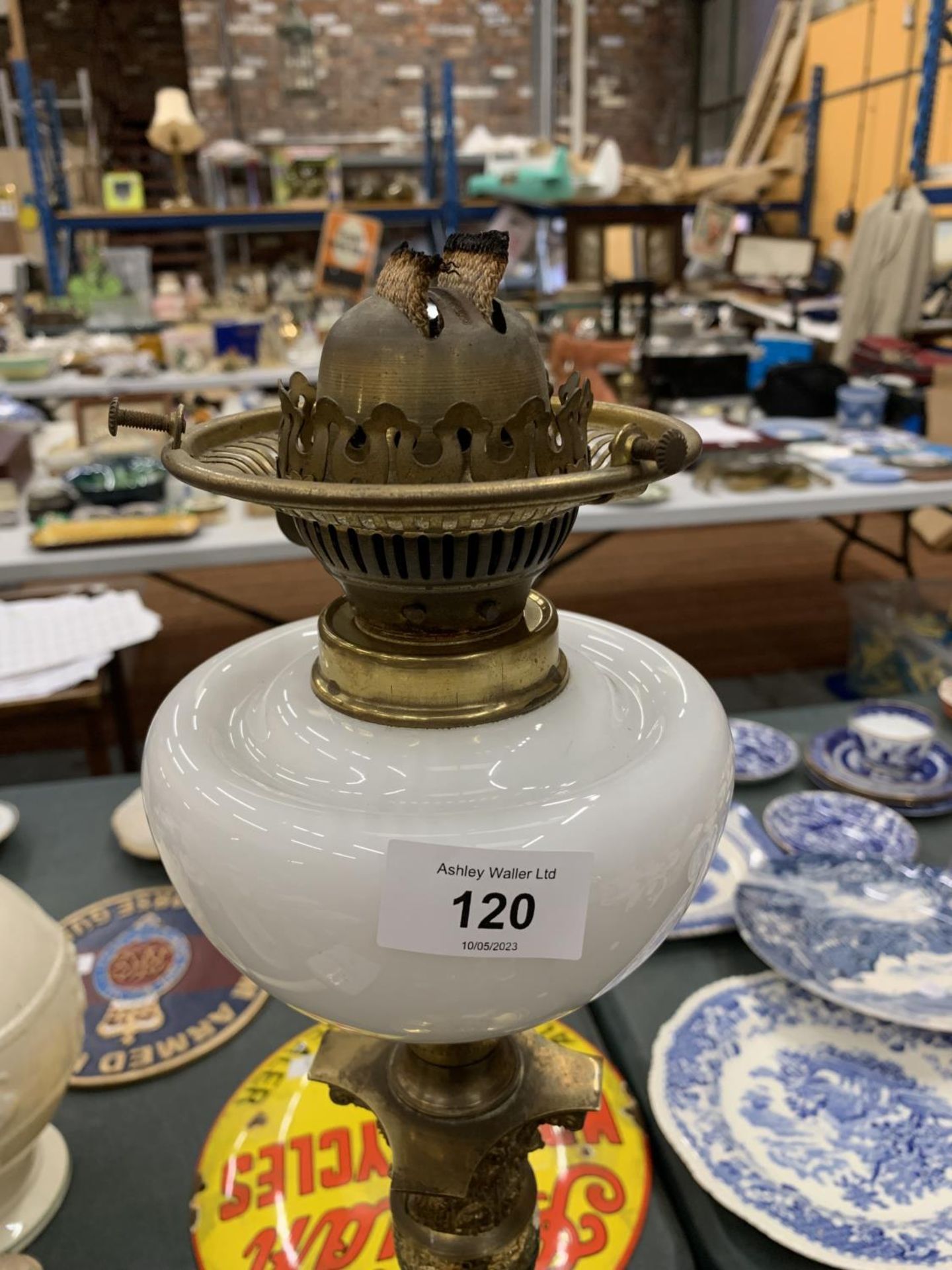 A VINTAGE BRASS OIL LAMP WITH COLUMN STAND AND OPAQUE GLASS HEIGHT 51CM - Image 2 of 4