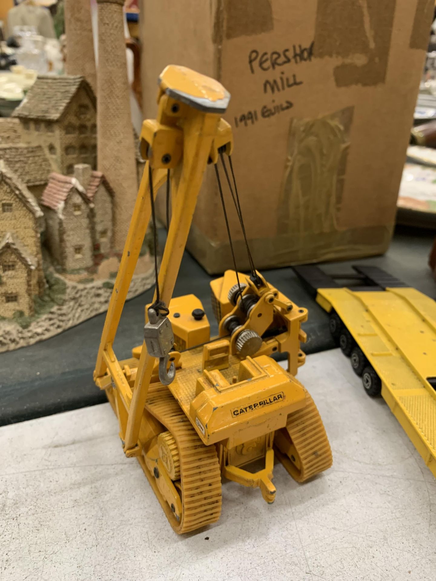 TWO DIECAST CONSTUCTION MODELS - CATERPILLAR AND LORRY AND LOADER - Image 3 of 4