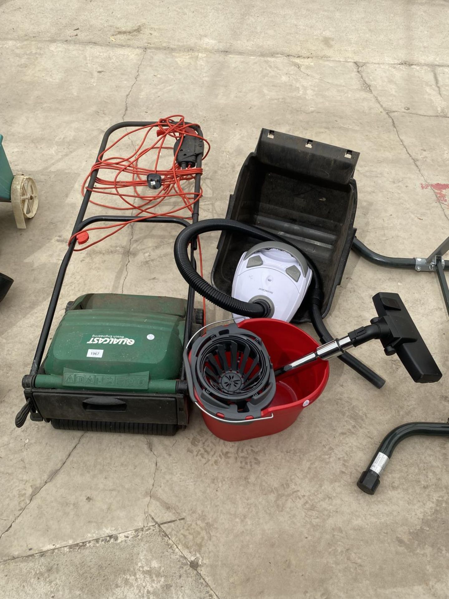 AN ASSORTMENT OF ITEMS TO INCLUDE A QUALCAST LAWN RAKE AND A VACUUM CLEANER ETC