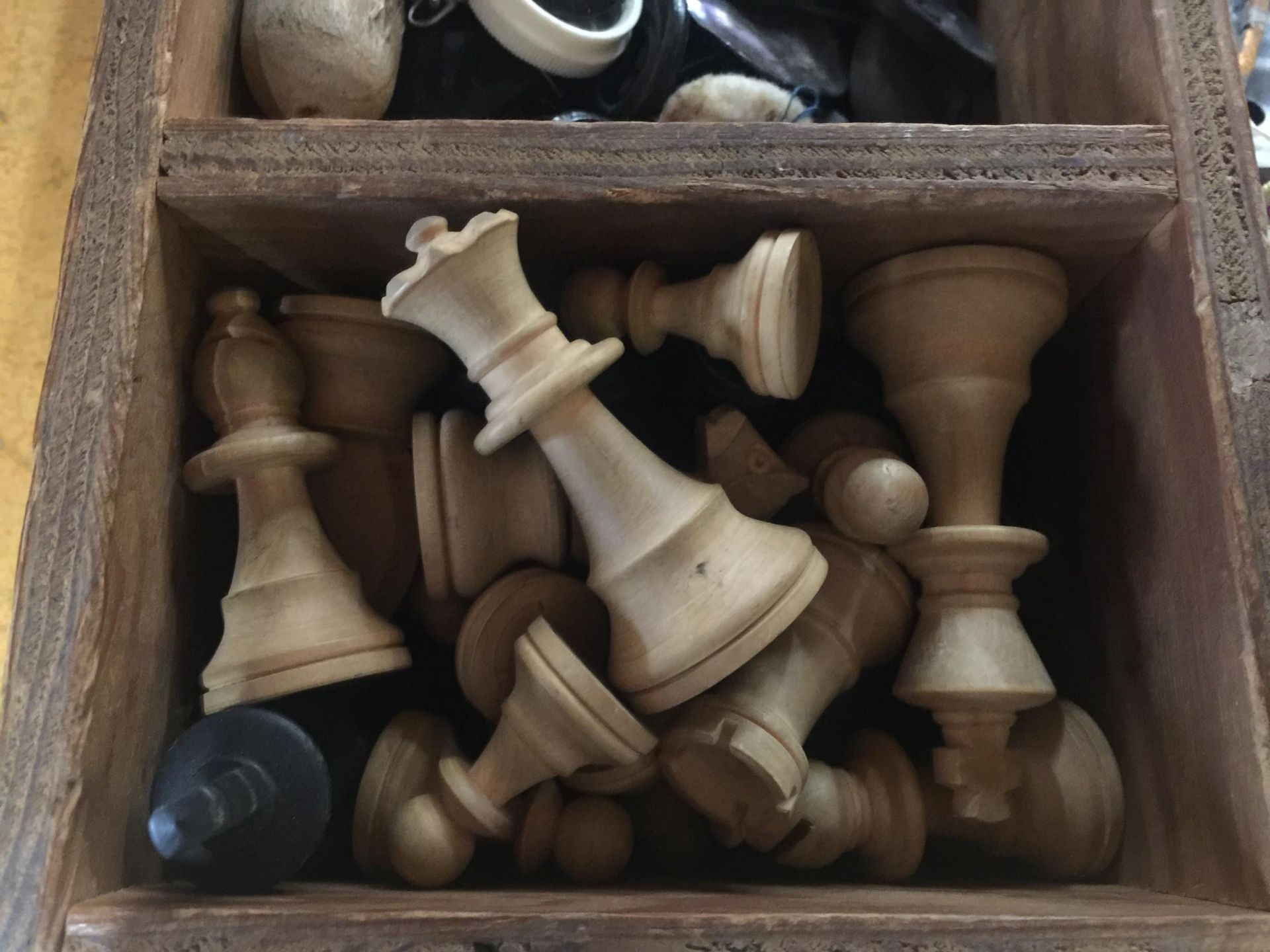 A WOODEN BOX CONTAINING A MIXED LOT TO INCLUDE VINTAGE BUTTONS, CHESS PIECES, TOOLS, WATCHES, - Image 2 of 5