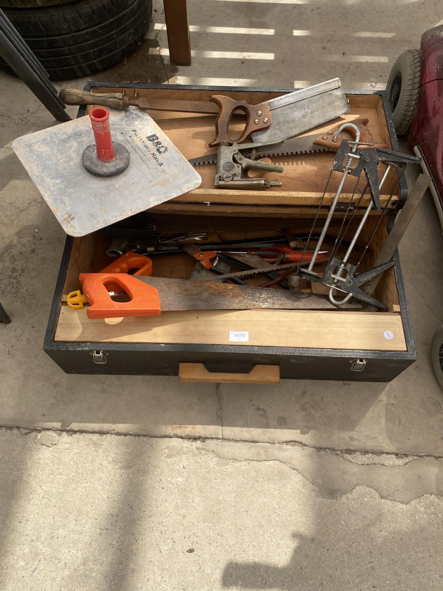 A VINTAGE WOODEN JOINERS WITH TOOLS TO INCLUDE SAWS, MOLE GRIPS AND A LARGE FILE ETC