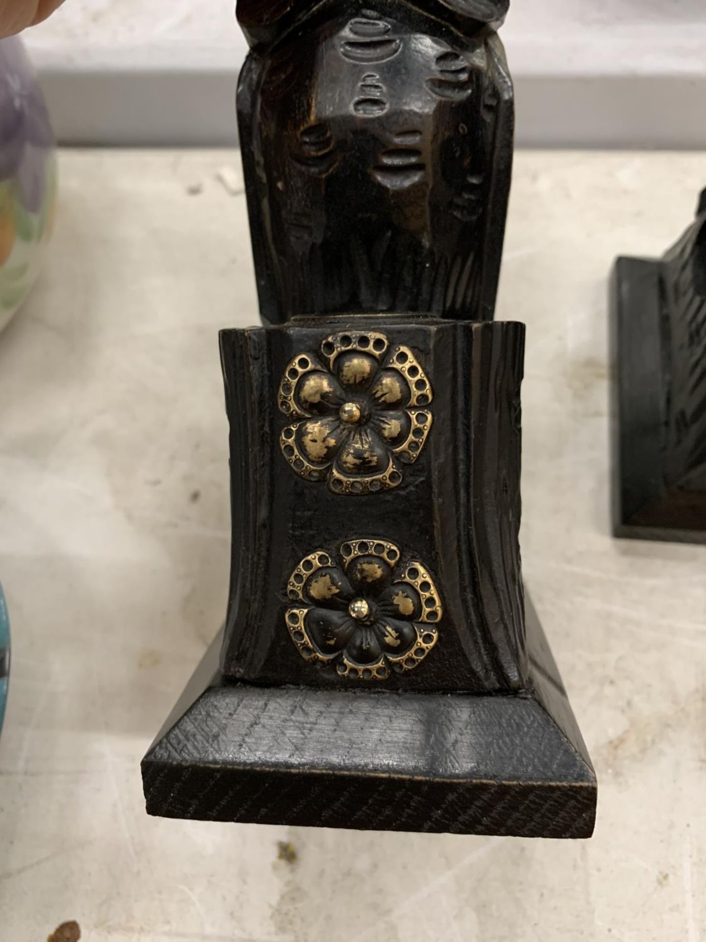 A PAIR OF BRASS AND CARVED WOODEN OWL CANDLESTICKS HEIGHT 27CM - Image 2 of 4