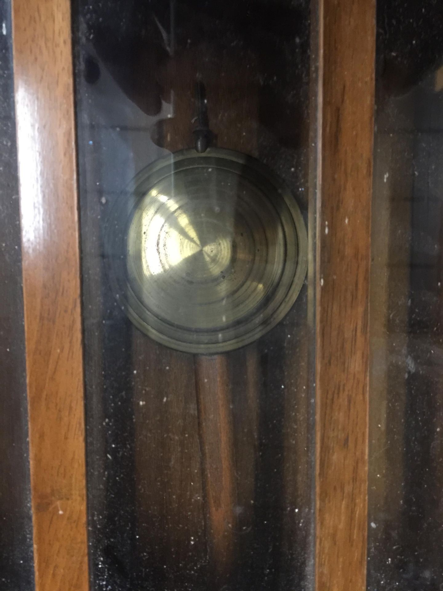 A VINTAGE MAHOGANY CASED WALL CLOCK COMPLETE WITH PENDULUM AND KEY HEIGHT 77CM, WIDTH 31CM - Image 5 of 5