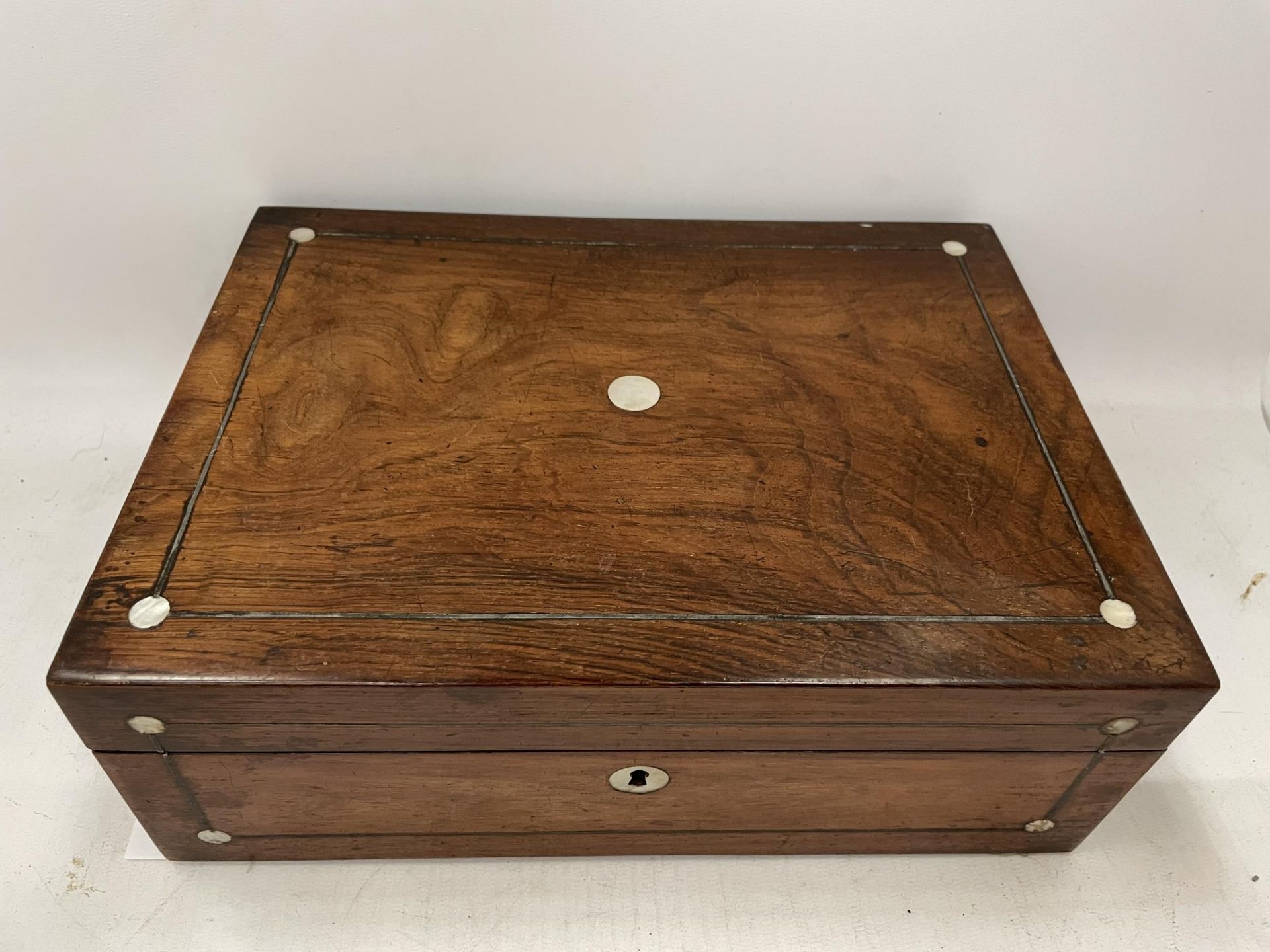 AN ANTIQUE ROSEWOOD JEWELLERY BOX WITH MOTHER OF PEARL INLAY