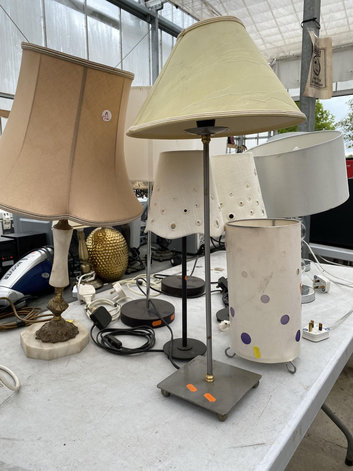 AN ASSORTMENT OF TABLE LAMPS - Image 2 of 2