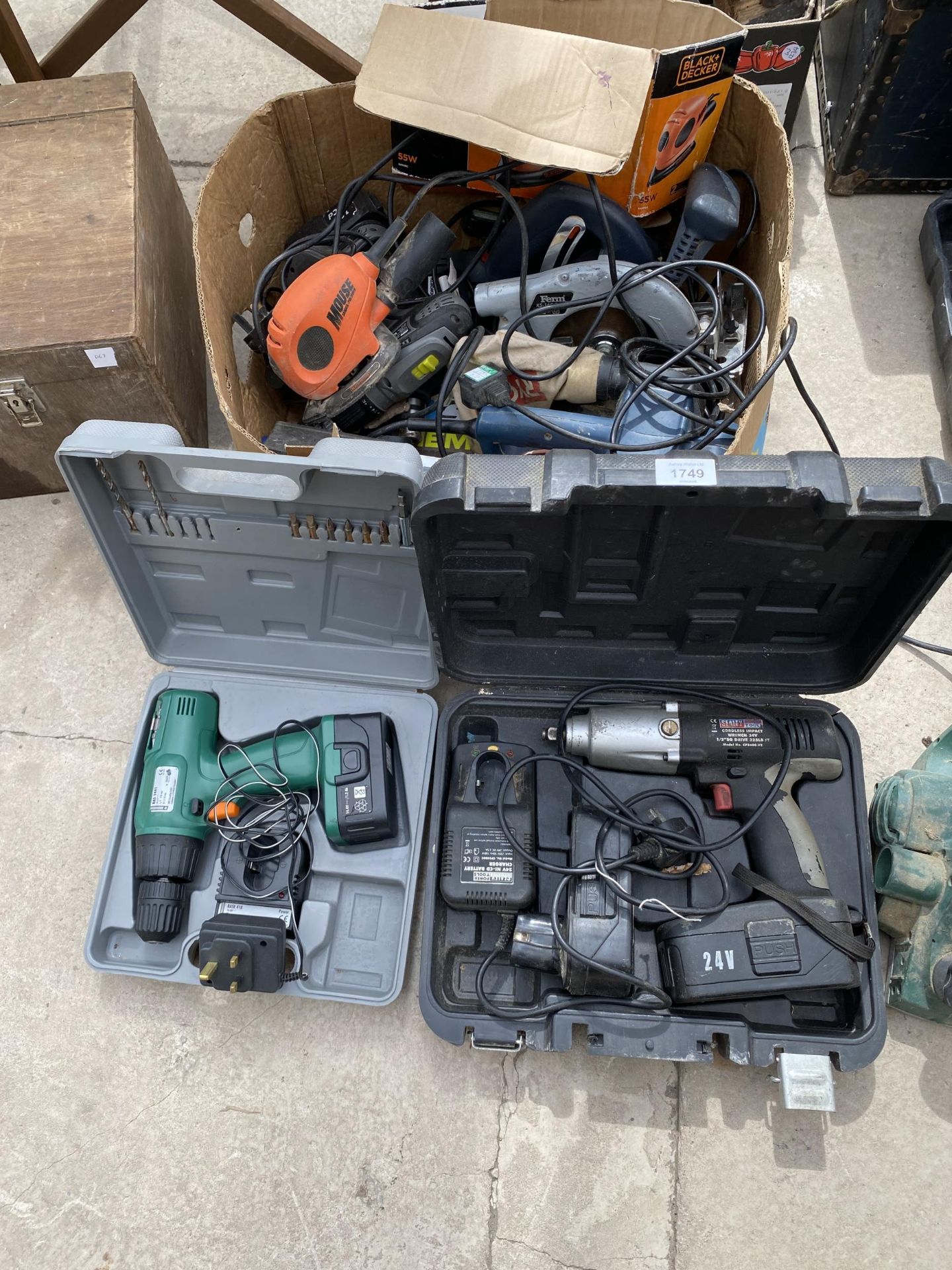 A LARGE ASSORTMENT OF POWER TOOLS TO INCLUDE BATTERY DRILLS, A FERM CIRCULAR SAW AND A PALM SANDER