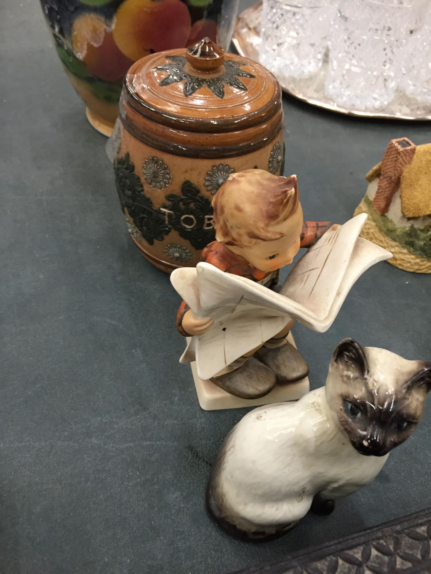 A MIXED LOT OF ITEMS, CARVED BOX HUMMEL FIGURE, DOULTON LAMBETH TOBACCO JAR ETC - Image 3 of 6