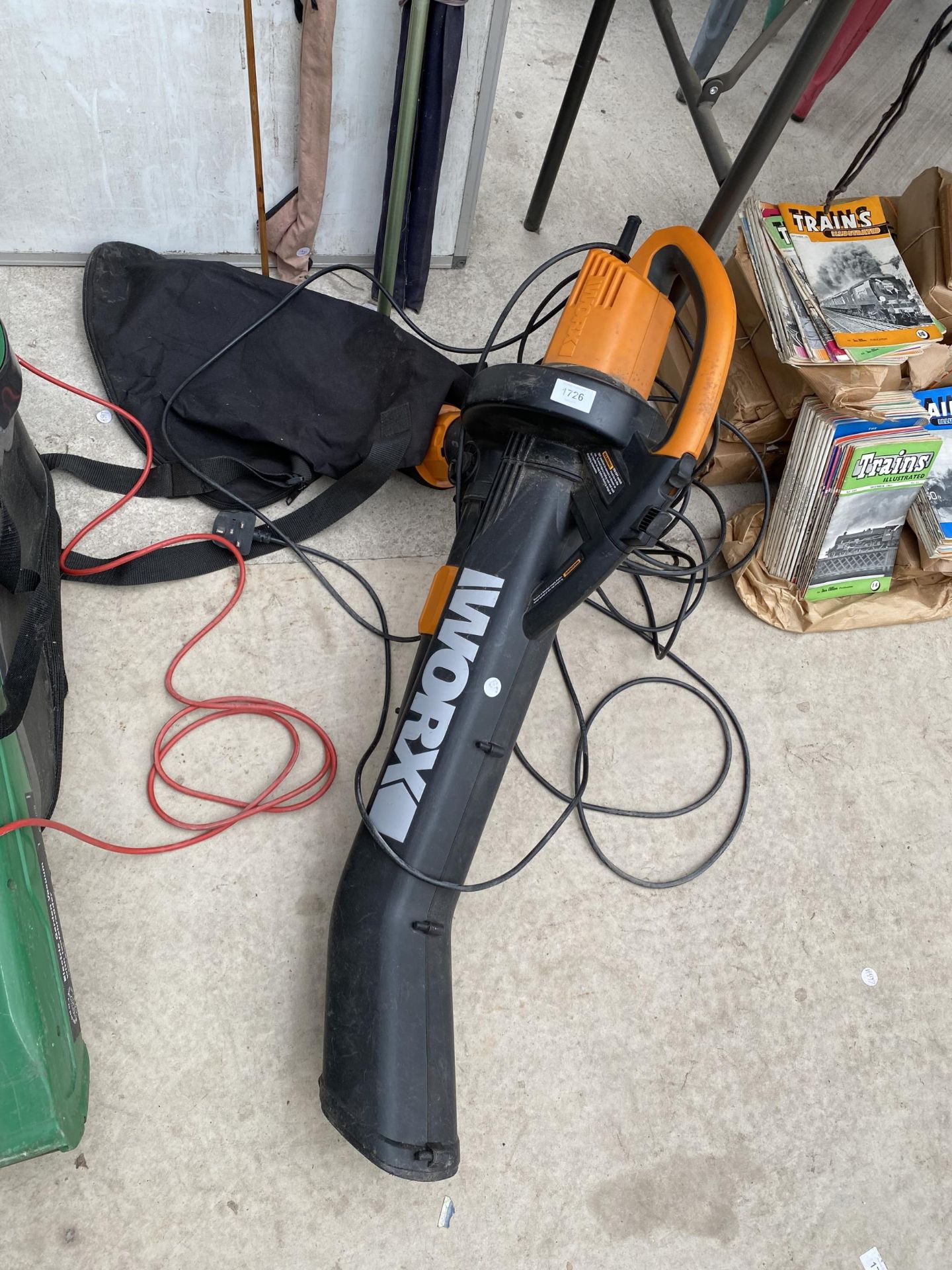 A WORX ELECTRIC GARDEN LEAF VAC