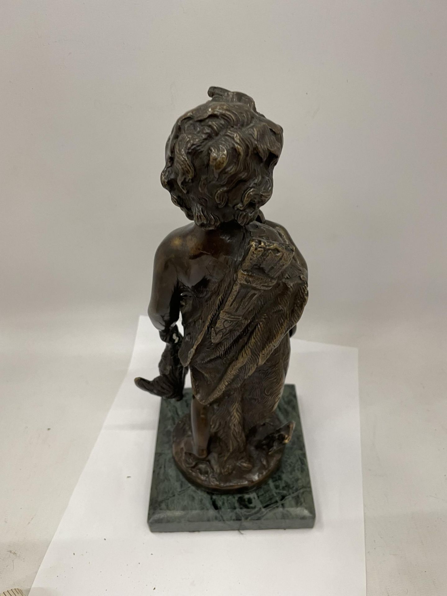A BRONZE MODEL OF HUNTING BOY ON A GREEN MARBLE BASE, HEIGHT 28CM - Bild 3 aus 3