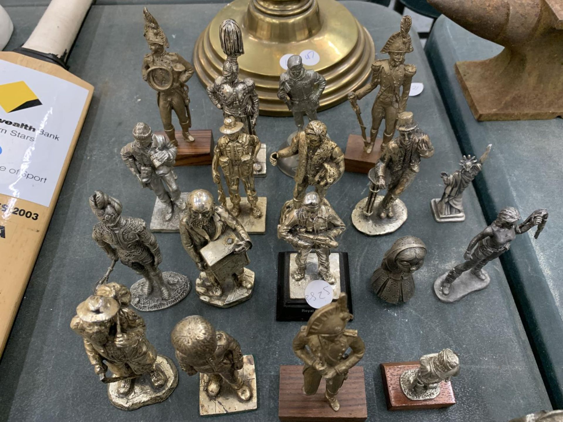 A LARGE QUANTITY OF SMALL PEWTER FIGURES TO INCLUDE SOLDIERS, ETC - Image 2 of 6