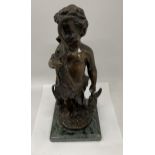 A BRONZE MODEL OF HUNTING BOY ON A GREEN MARBLE BASE, HEIGHT 28CM