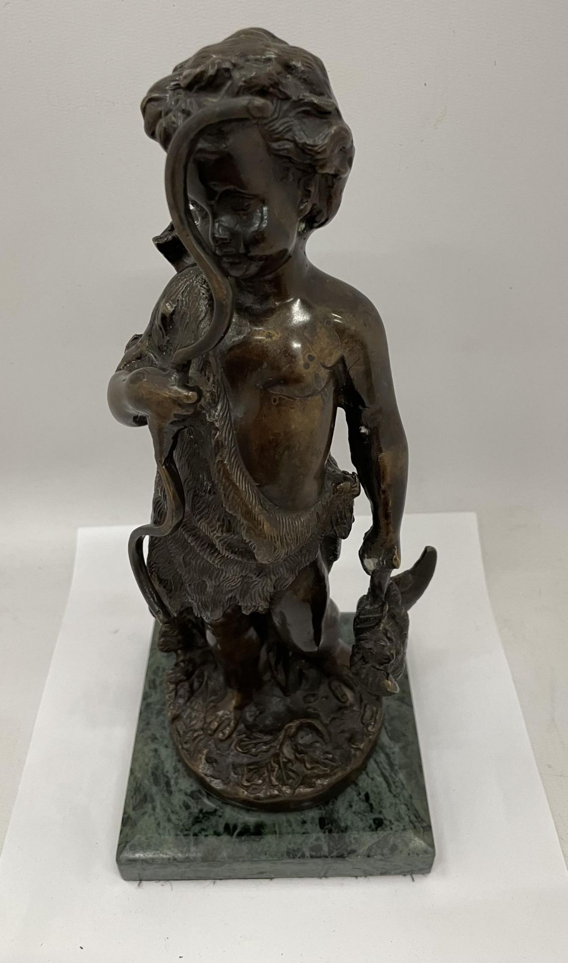 A BRONZE MODEL OF HUNTING BOY ON A GREEN MARBLE BASE, HEIGHT 28CM