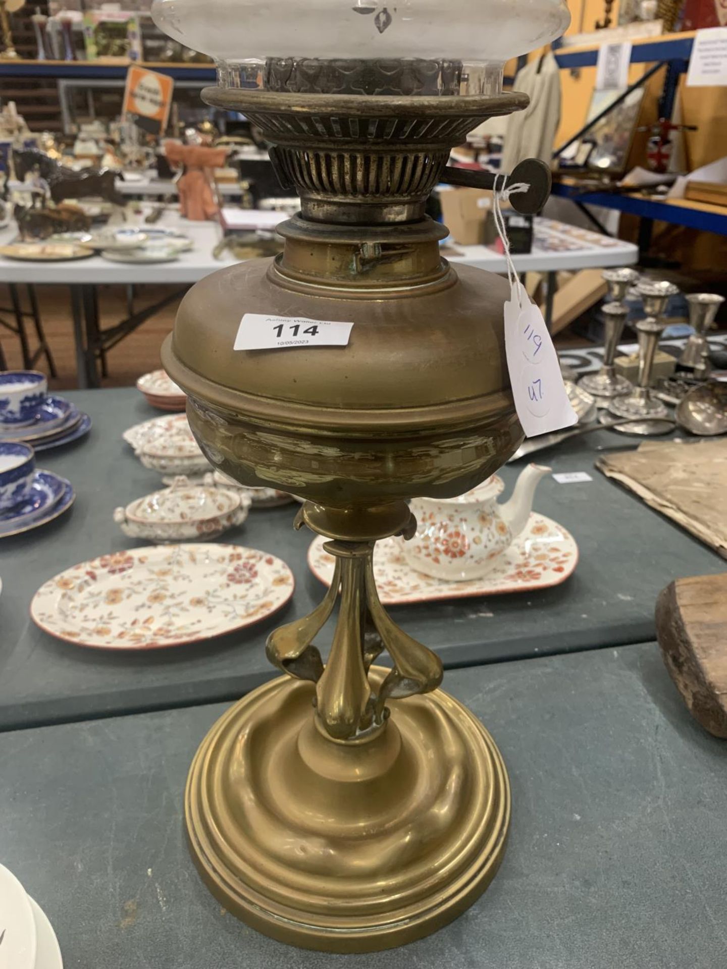 A VINTAGE ARTS AND CRAFTS STYLE BRASS OIL LAMP WITH CHIMNEY AND DECORATED GLASS SHADE HEIGHT 50CM TO - Image 2 of 5