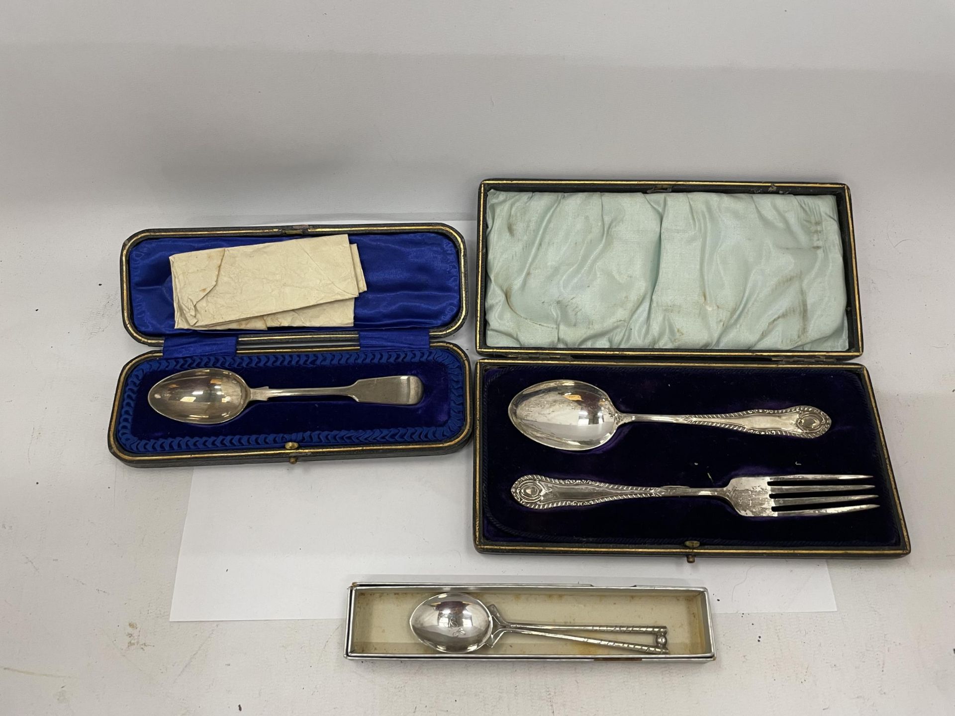 A COLLECTION OF SILVER ITEMS, CASED SPOON, CASED SPOON AND FORK CHRISTENING SET AND FURTHER SPOON,