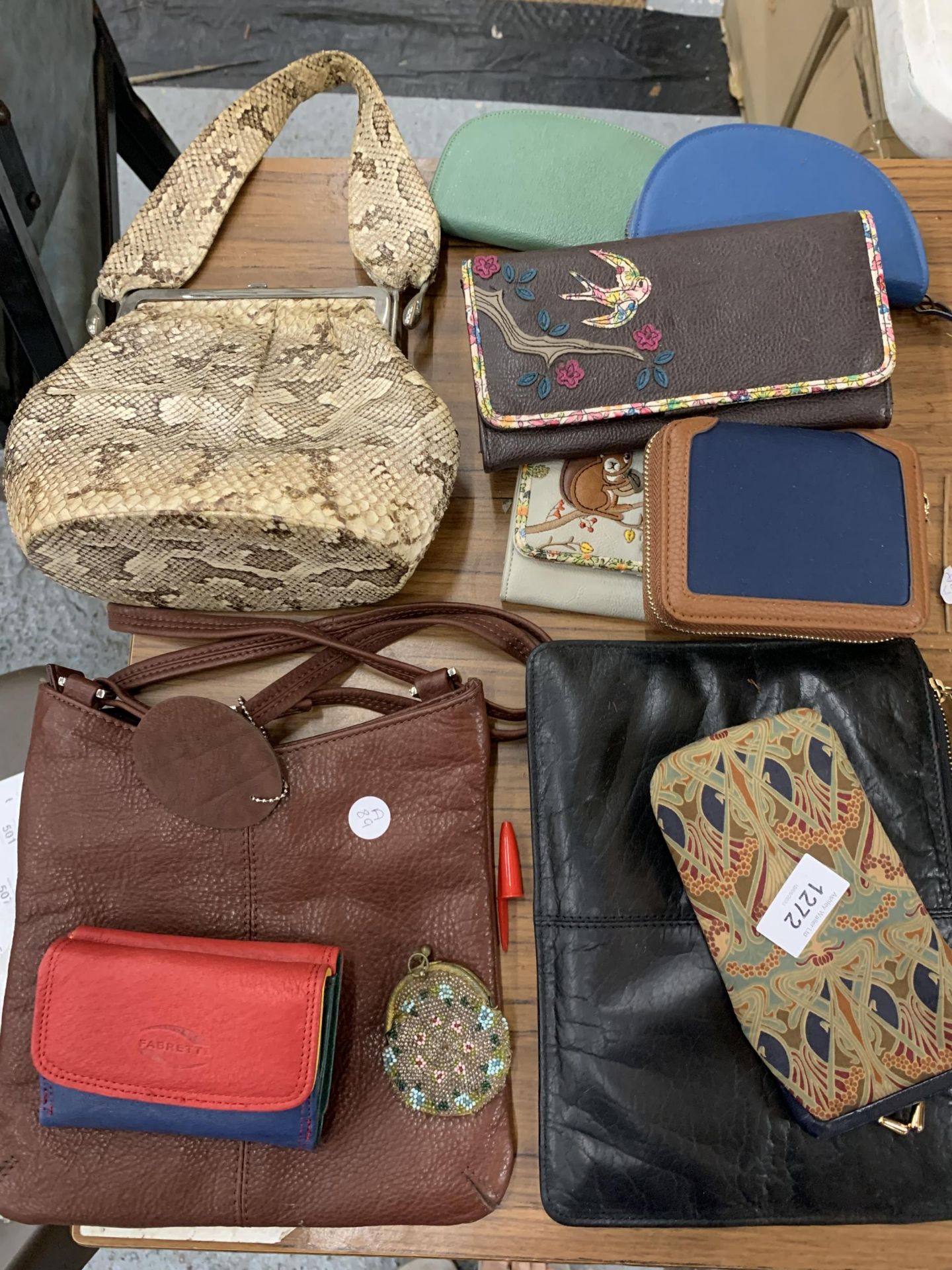 A QUANTITY OF VINTAGE LEATHER HANDBAGS AND PURSES