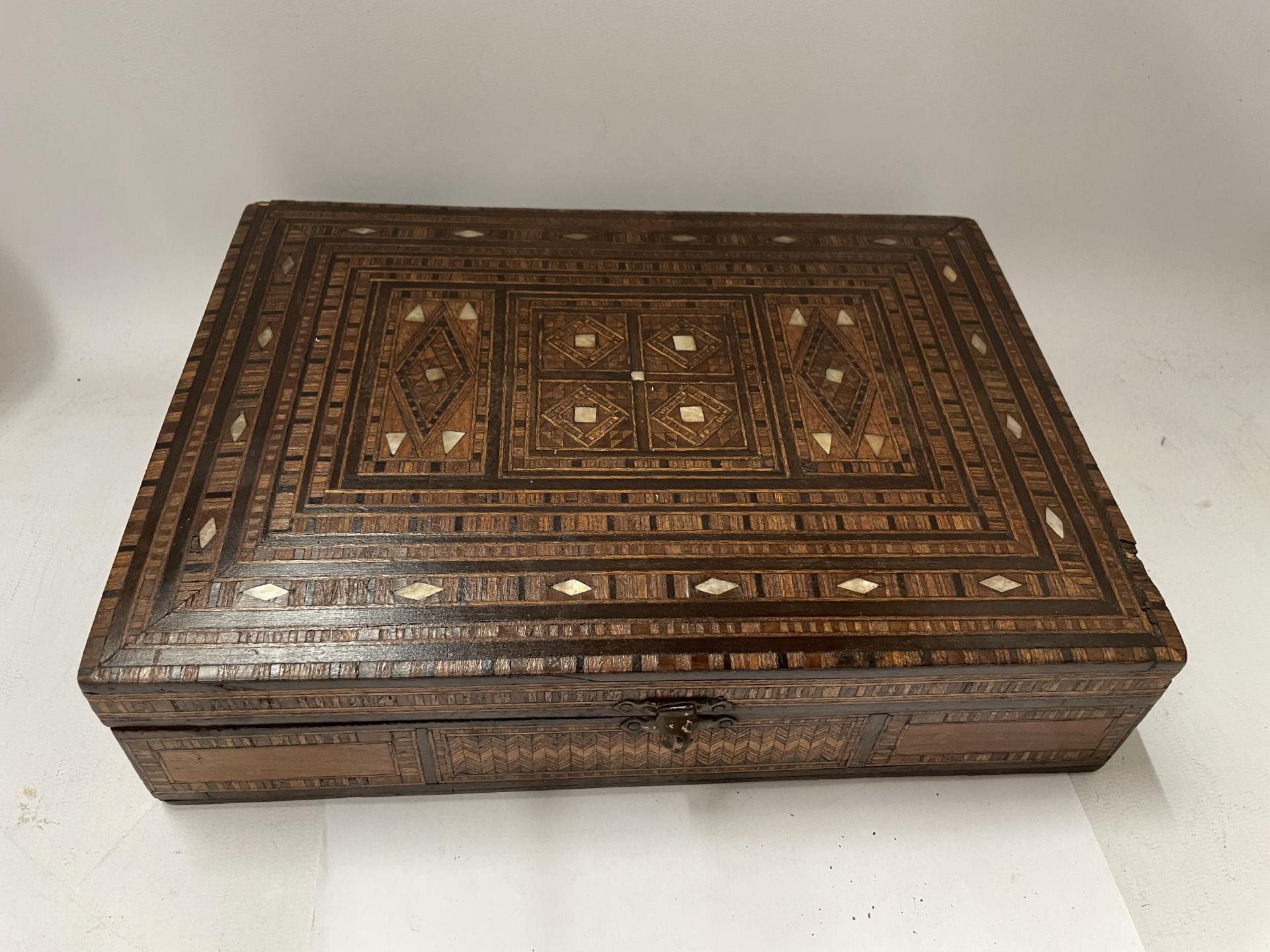 A 1920'S MOROCCAN INLAID JEWELLERY BOX