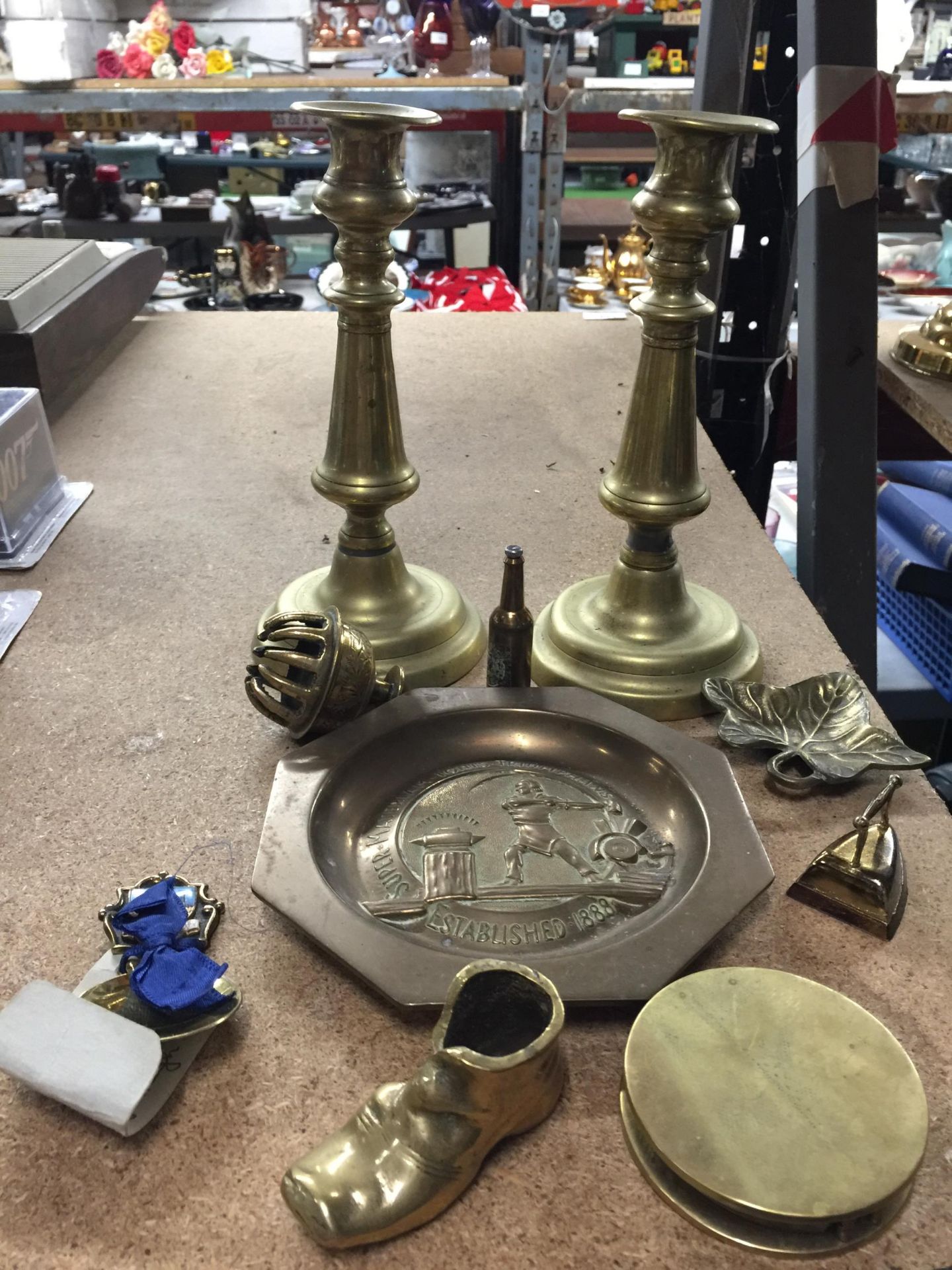 A QUANTITY OF BRASSWARE TO INCLUDE CANDLESTICKS, A PRAYER BELL, TEA CADDY SPOON, ETC