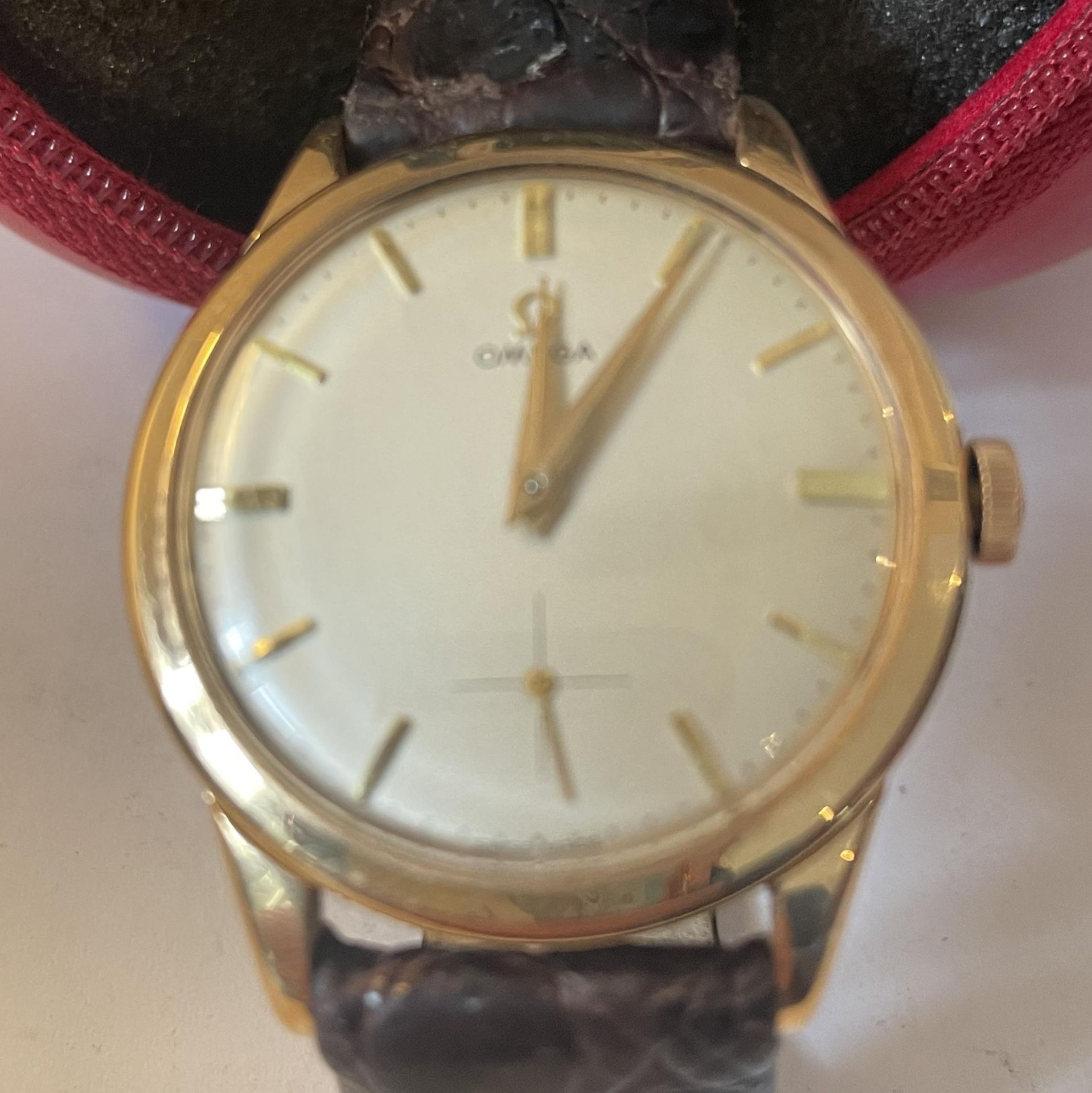 A GENTS 18 CARAT GOLD OMEGA WRIST WATCH IN ORIGINAL BOX SEEN WORKING BUT NO WARRANTY - Bild 2 aus 5