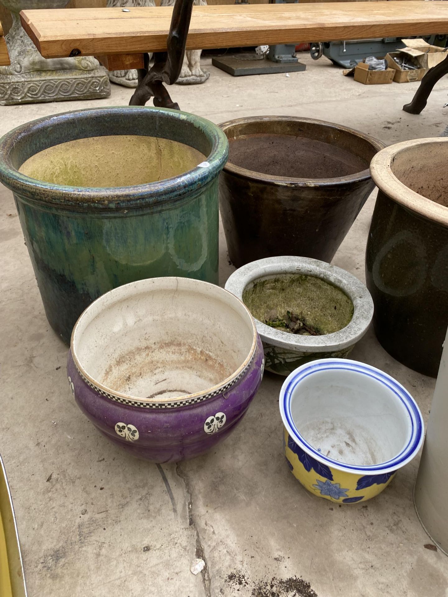 AN ASSORTMENT OF GARDEN PLANTERS TO INCLUDE A PAIR OF METAL PLANTERS AND VARIOUS GLAZED POTS - Image 3 of 4