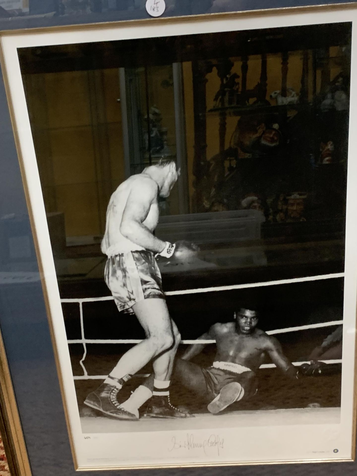 A SIGNED AND FRAMED MUHAMMED ALI & HENRY COOPER PHOTOGRAPH WITH CERTIFICATE - Image 2 of 5