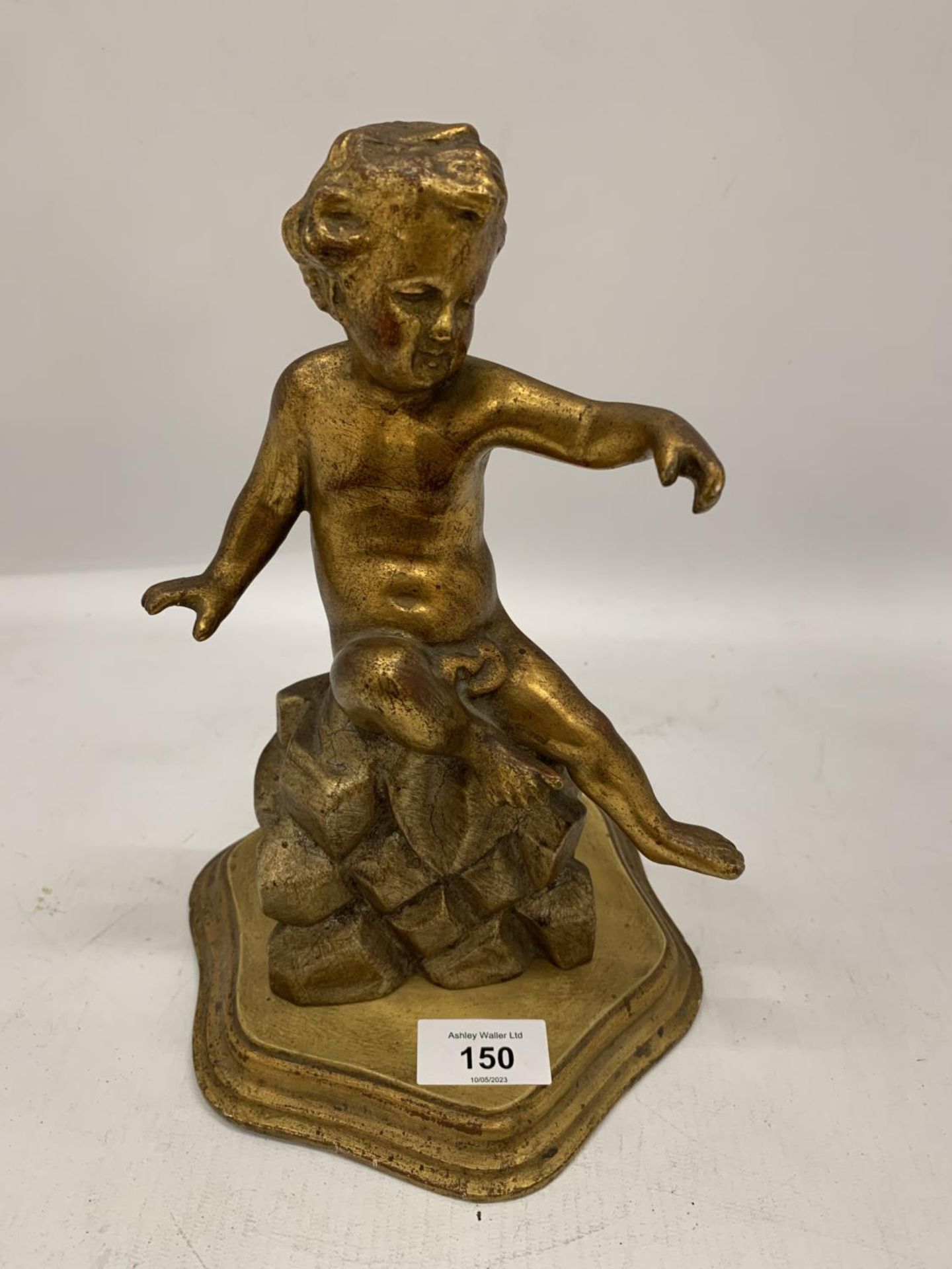 AN ORNAMENT OF A GILT CHERUB HEIGHT 26CM