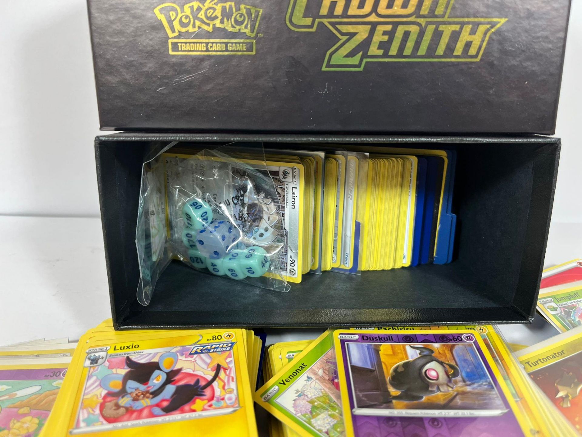 A LARGE COLLECTION OF APPROXIMATELY 400 POKEMON CARDS IN A TRAINER BOX, V CARDS, HOLOS ETC - Image 2 of 4