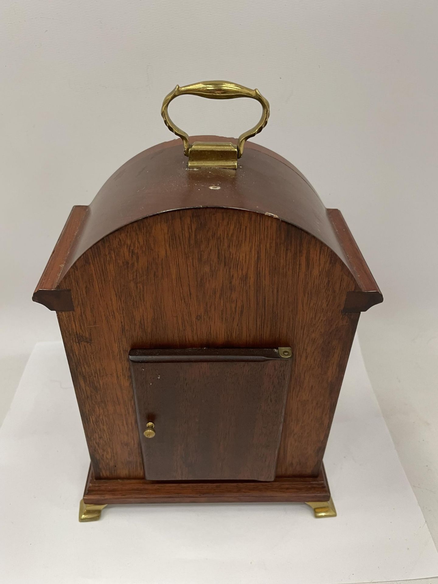 A GARRARD OF LONDON OAK MANTLE CLOCK WITH KEY - Image 3 of 5