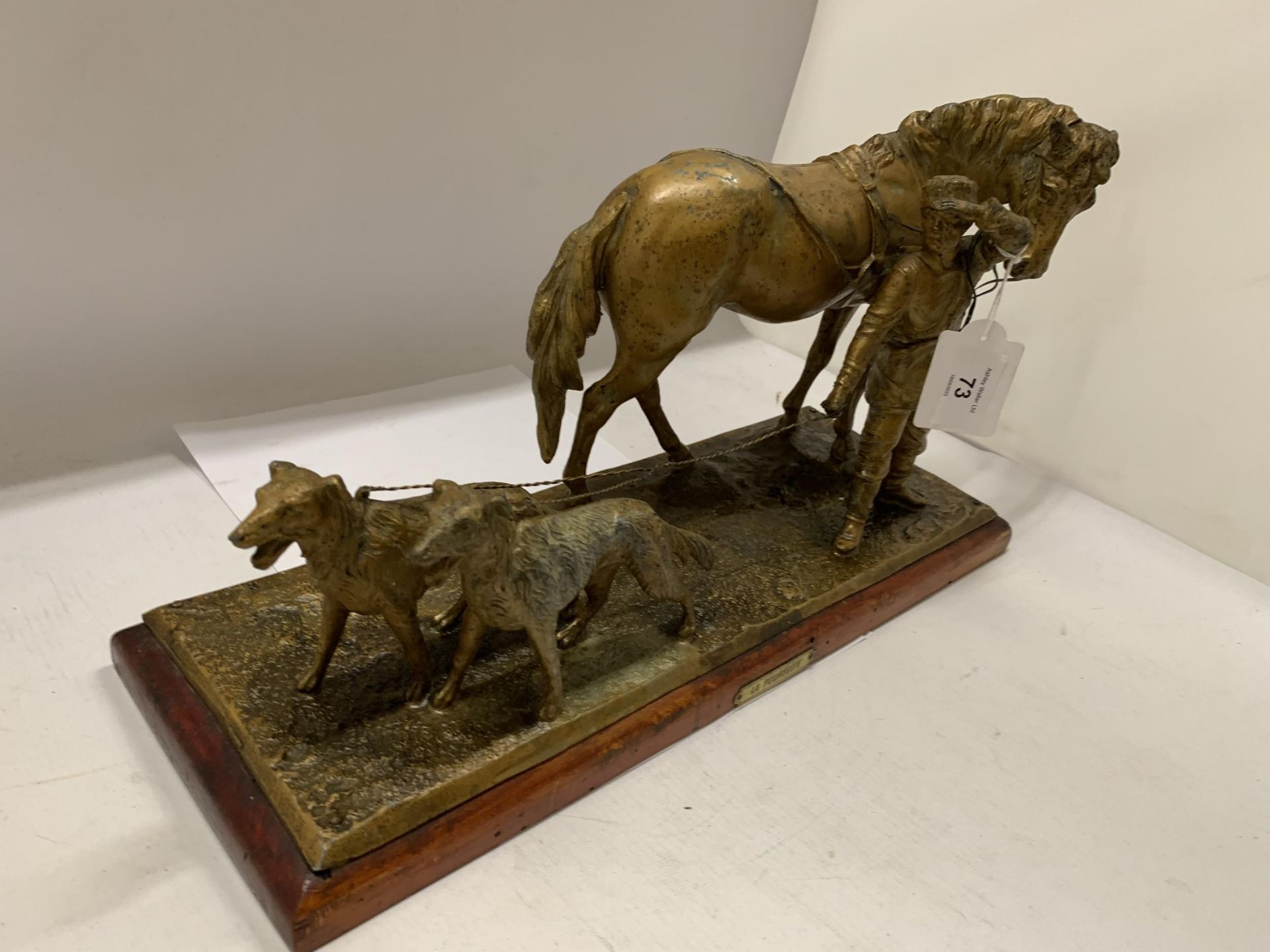 A VINTAGE BRONZE EFFECT STATUE OF A HUNTER TITLED 'LA POURSUITE' - Image 2 of 3