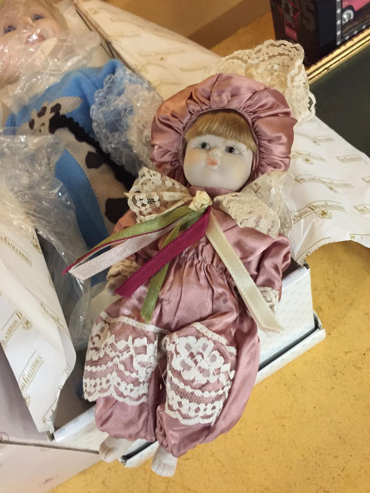 A COLLECTION OF ASSORTED VINTAGE DOLLS, DRAKES GALLERIES ETC - Image 3 of 3