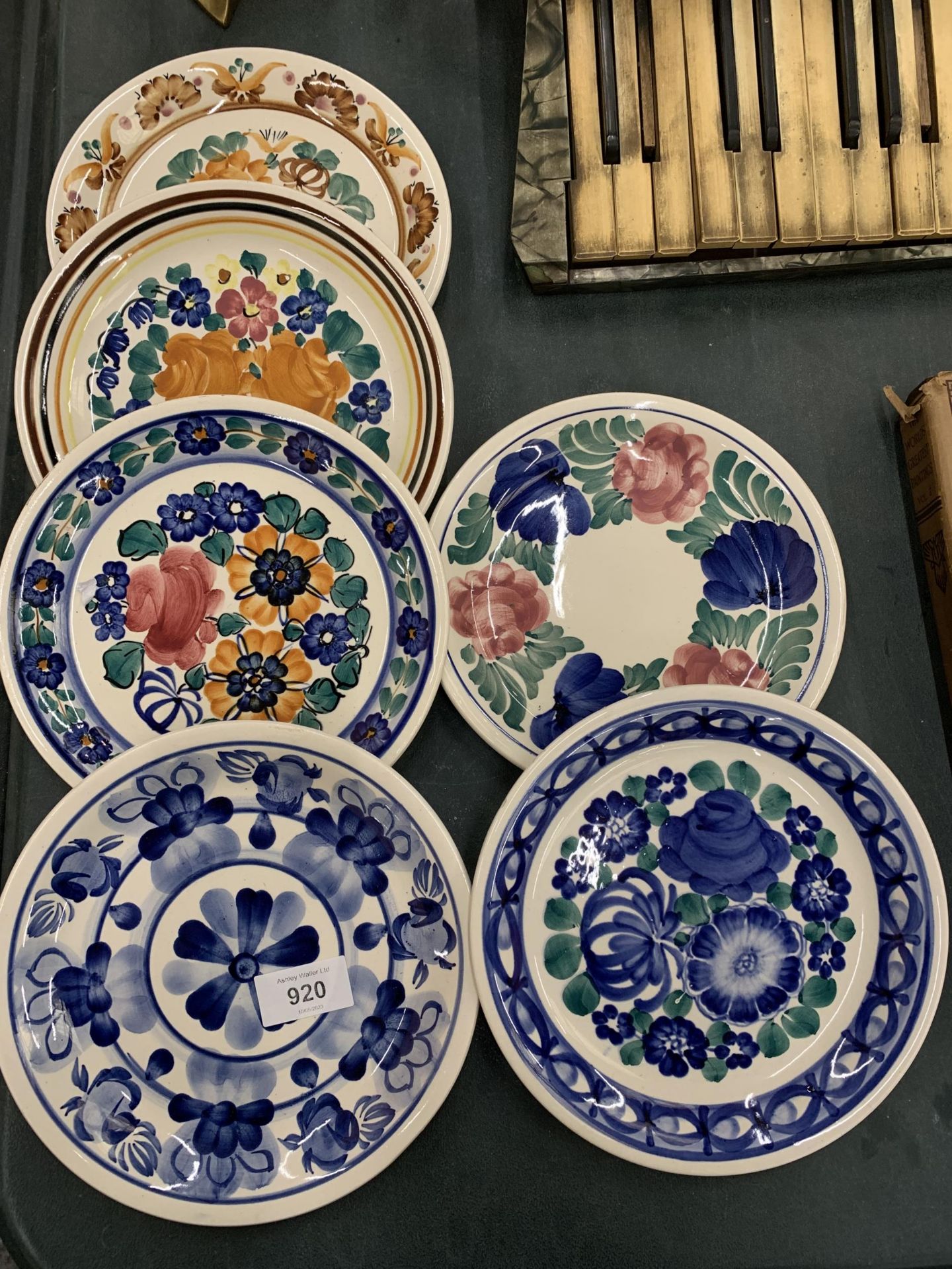 A COLLECTION OF FLORAL CERAMIC PLATES, FAIANS POLAND ETC