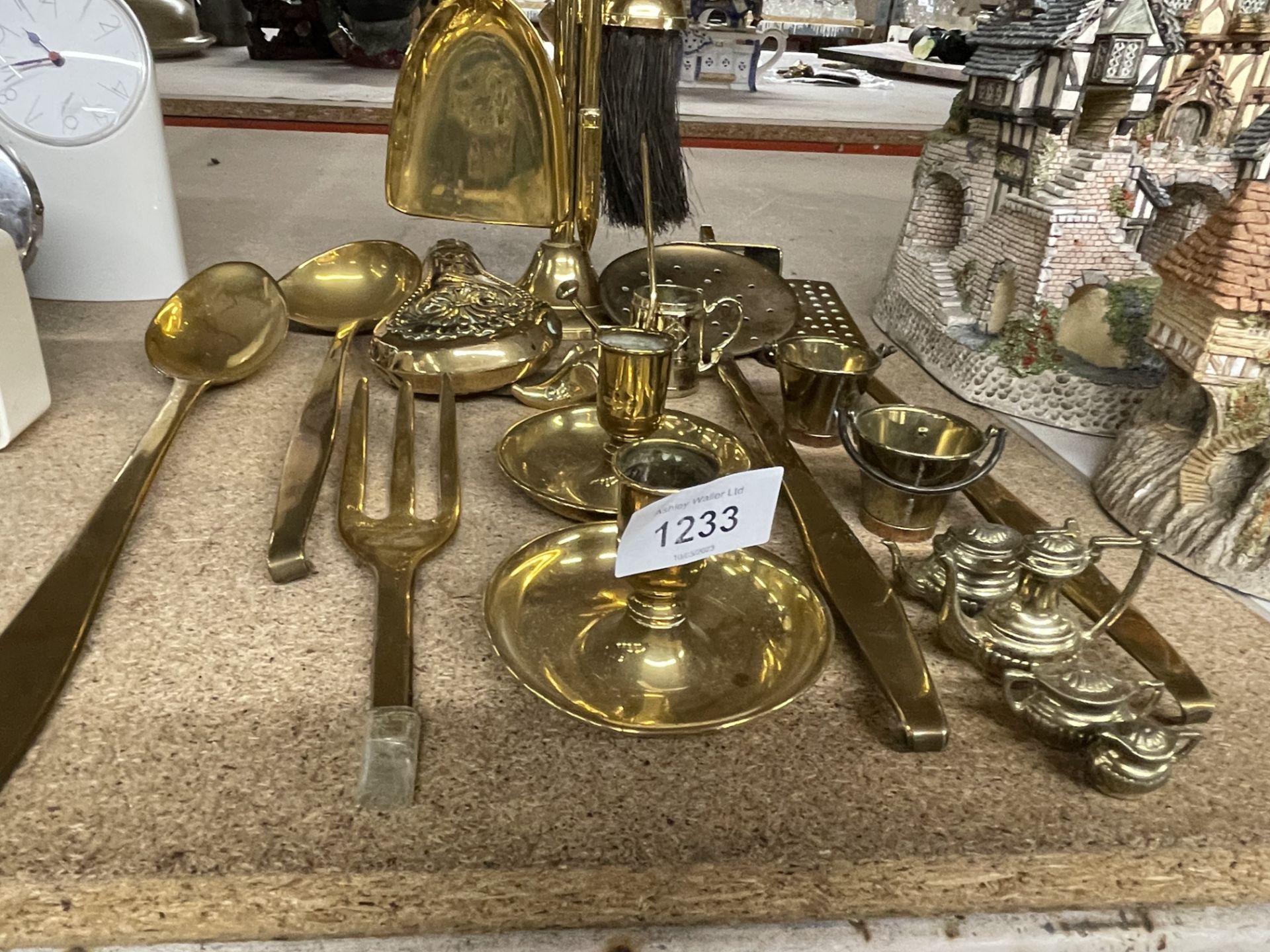 A COLLECTION OF VINTAGE BRASS ITEMS, POWDER FLASK, COMPANION STAND ETC - Image 2 of 3