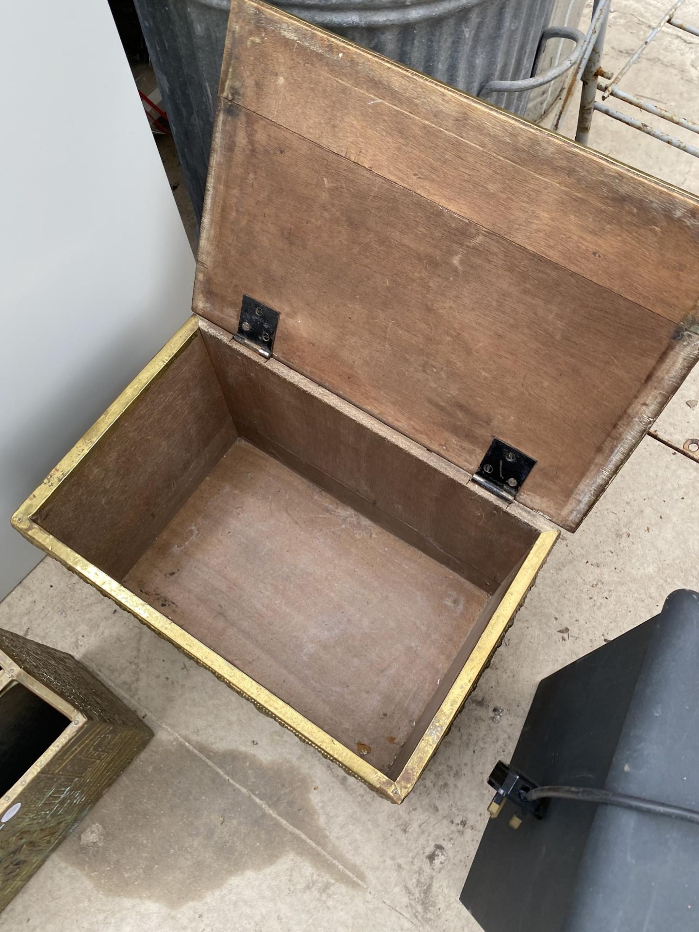 A BRASS LOG BOX AND A BRASS MAGAZINE RACK - Image 2 of 2