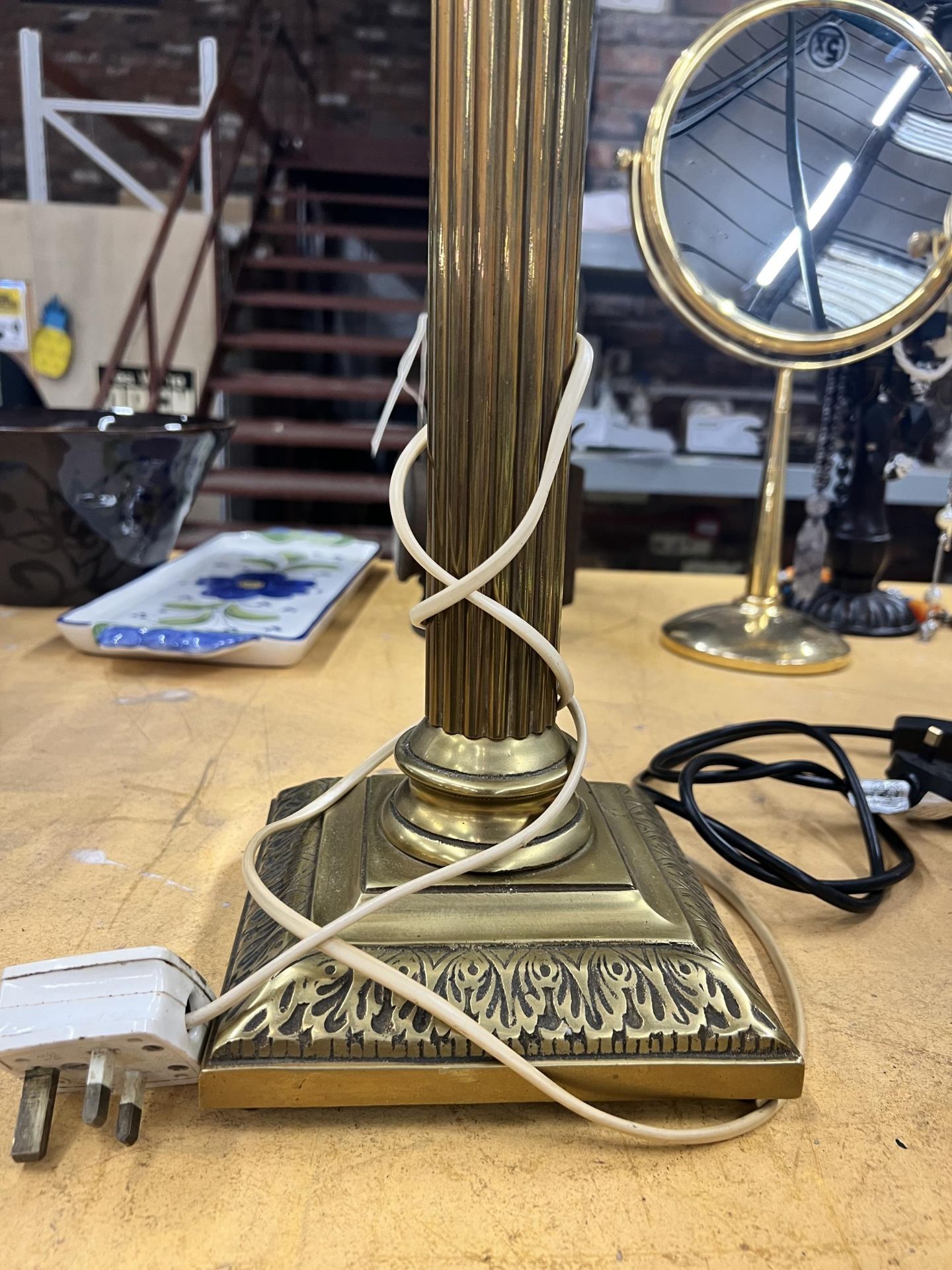 A VINTAGE BRASS CORINTHIAN COLUMN TABLE LAMP AND SHADE - Image 2 of 3