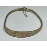 A THREE COLOUR 9 CARAT GOLD BRACELET GROSS WEIGHT 7.68 GRAMS