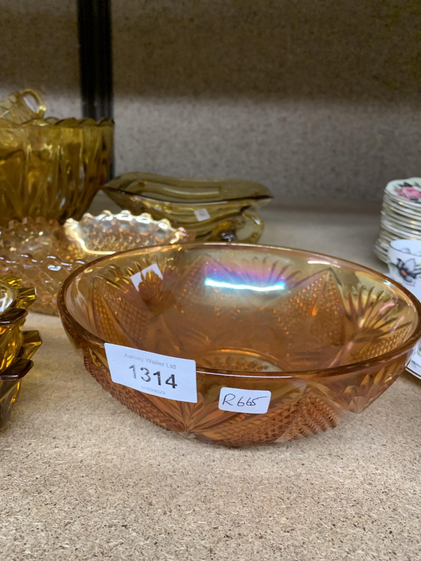 A QUANTITY OF AMBER GLASSWARE TO INCLUDE A PUNCH BOWL AND CUPS, BOWLS, A FROG, ETC - Image 3 of 3