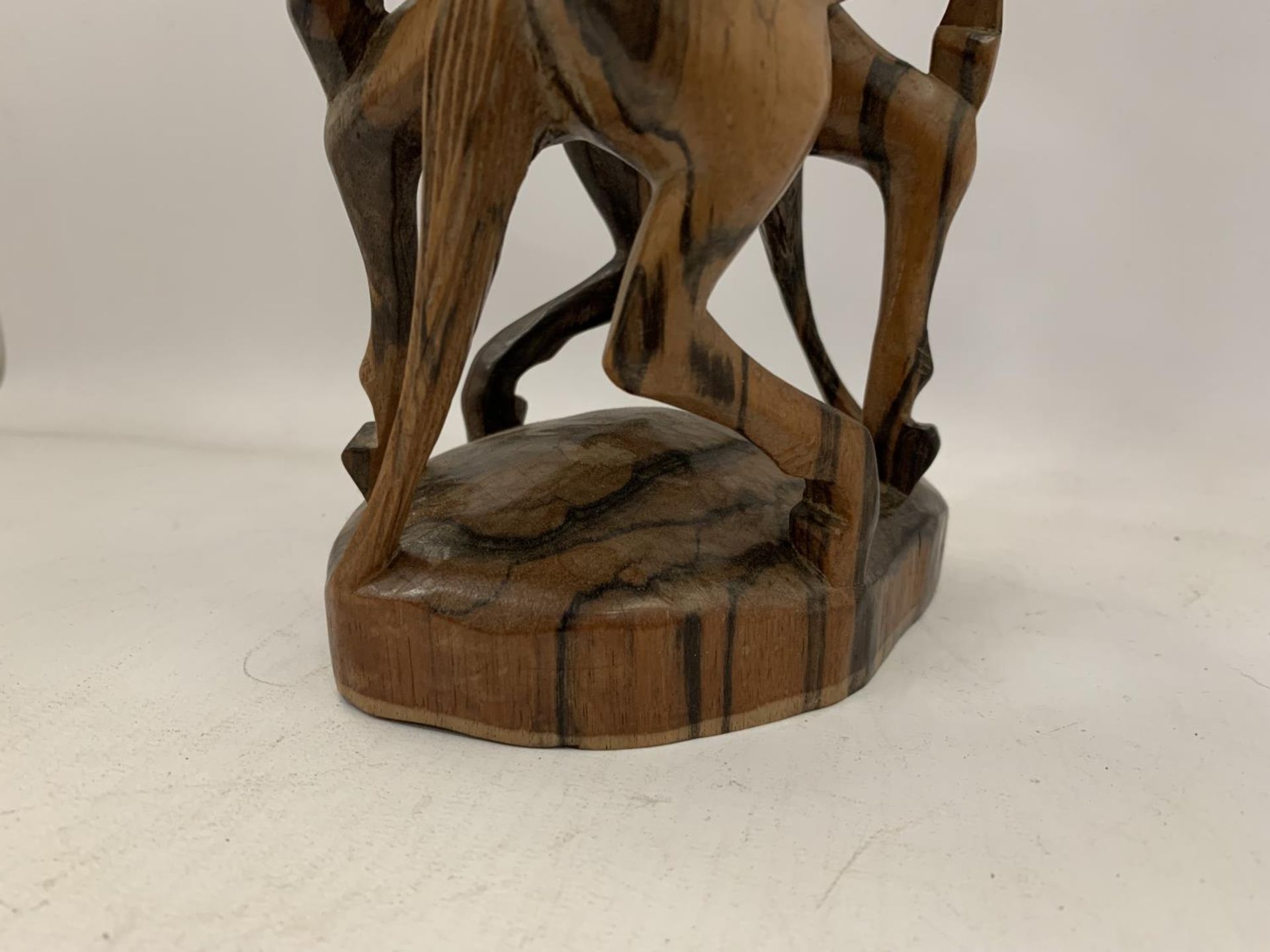 A TREEN CARVING OF FIGHTING HORSES HEIGHT 26CM - Image 4 of 6
