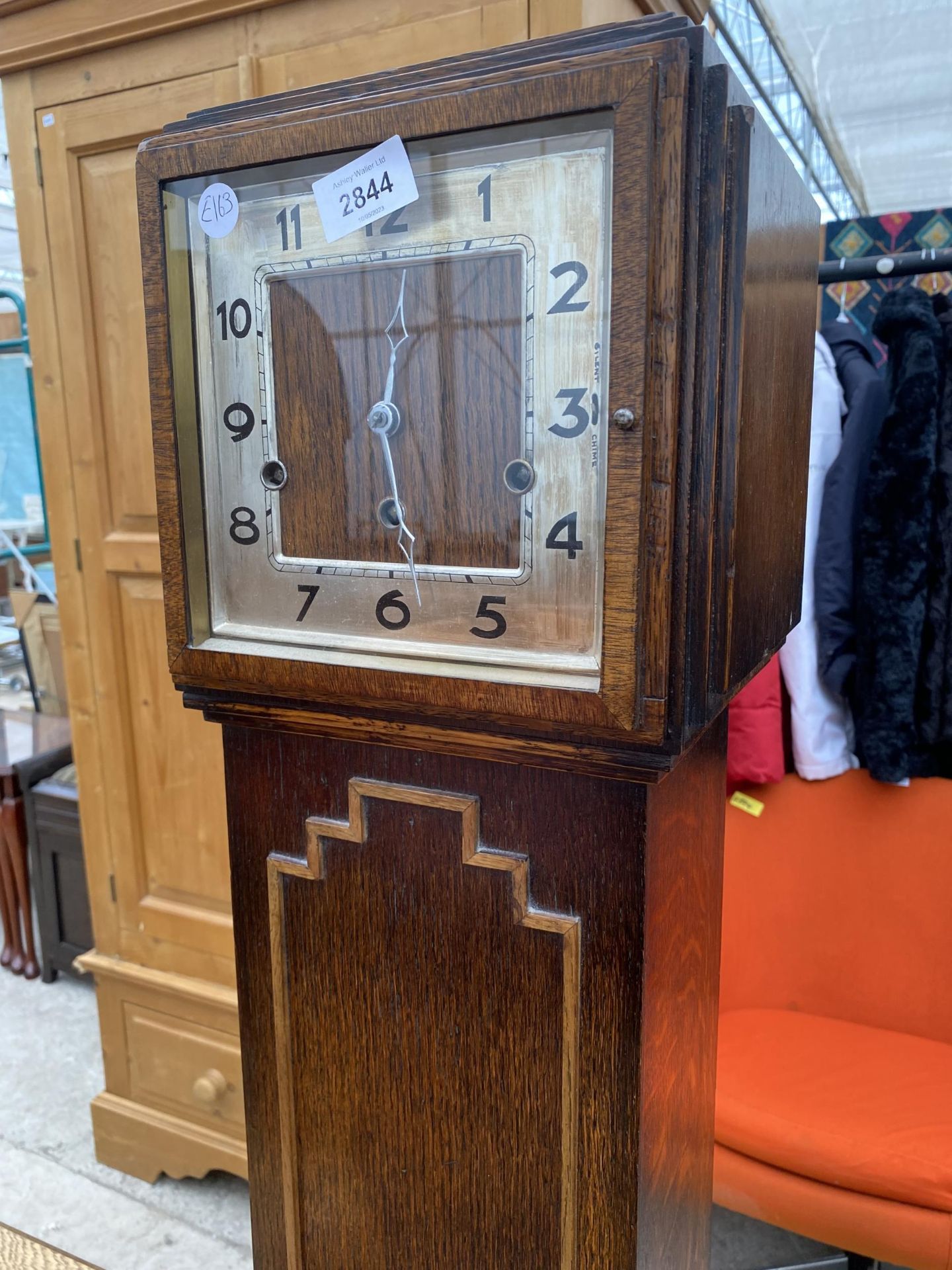 AN EARLY 20TH CENTURY OAK GRANDMOTHER CLOCK - Image 2 of 5