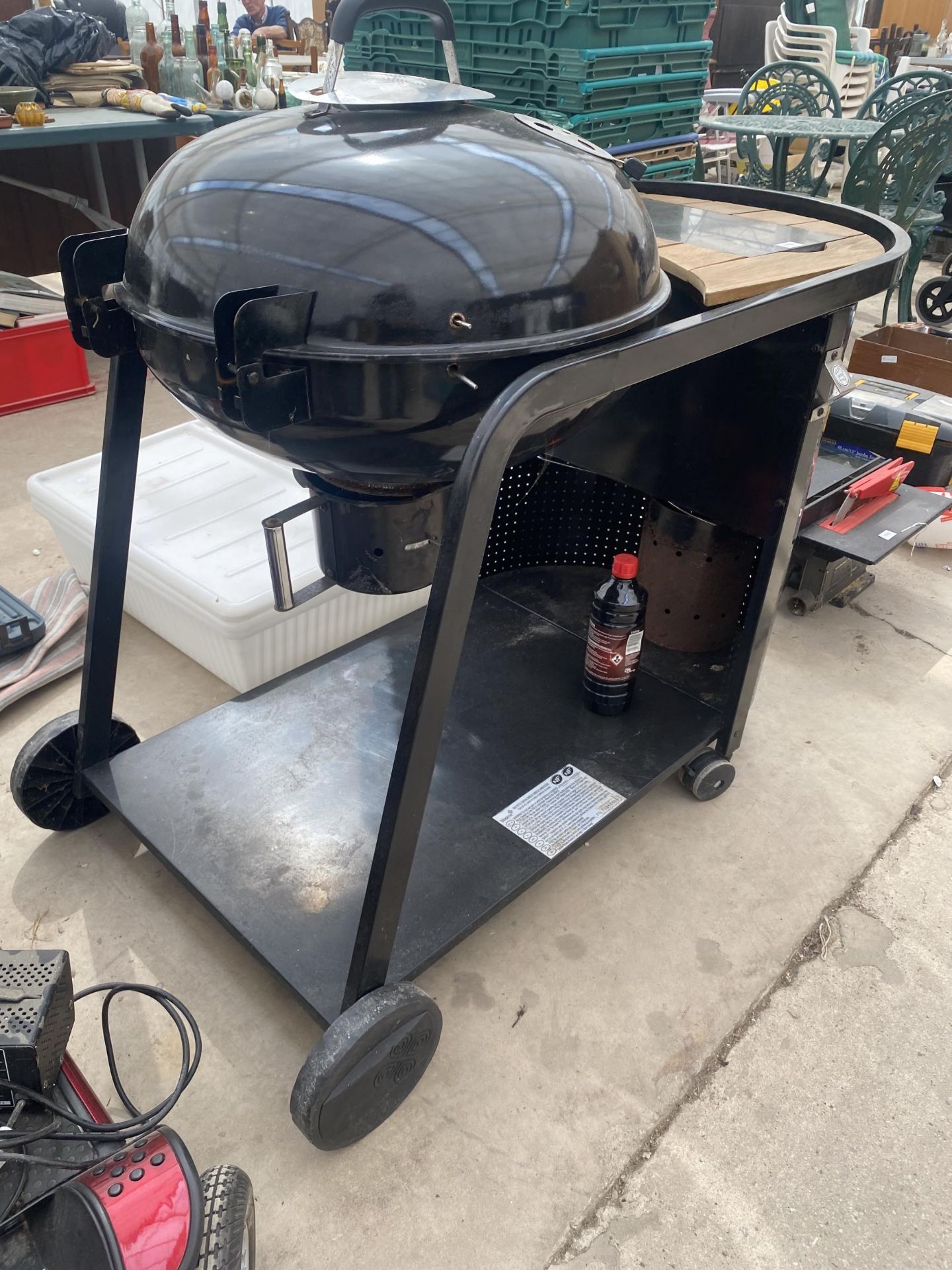 A BLOOMA KINLEY KETTLE CHARCOAL BBQ WITH TROLLEY AND SHELF - Image 2 of 3