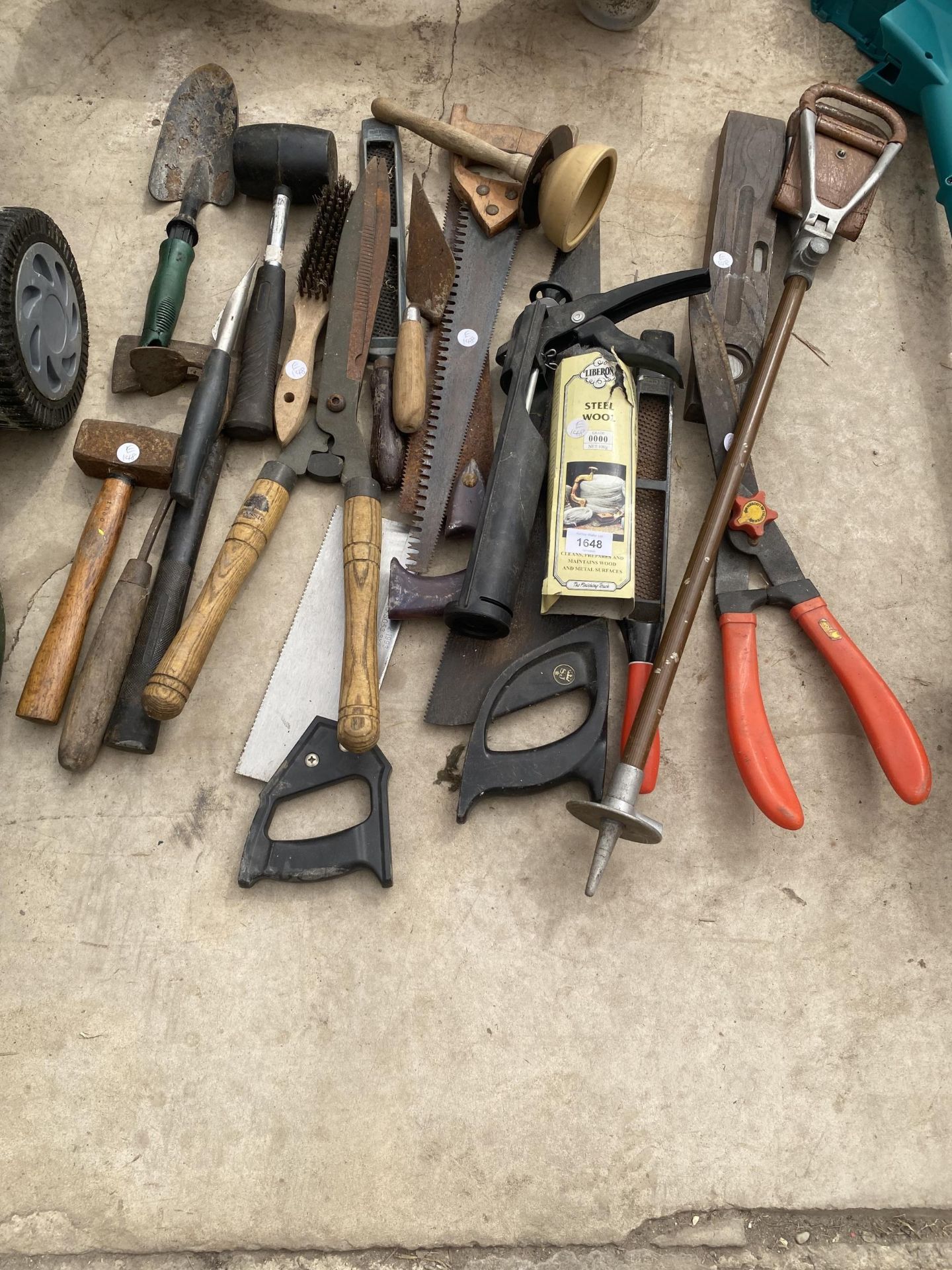 AN ASSORTMENT OF TOOLS TO INCLUDE HAMMERS, SAWS AND A STICK SEAT ETC