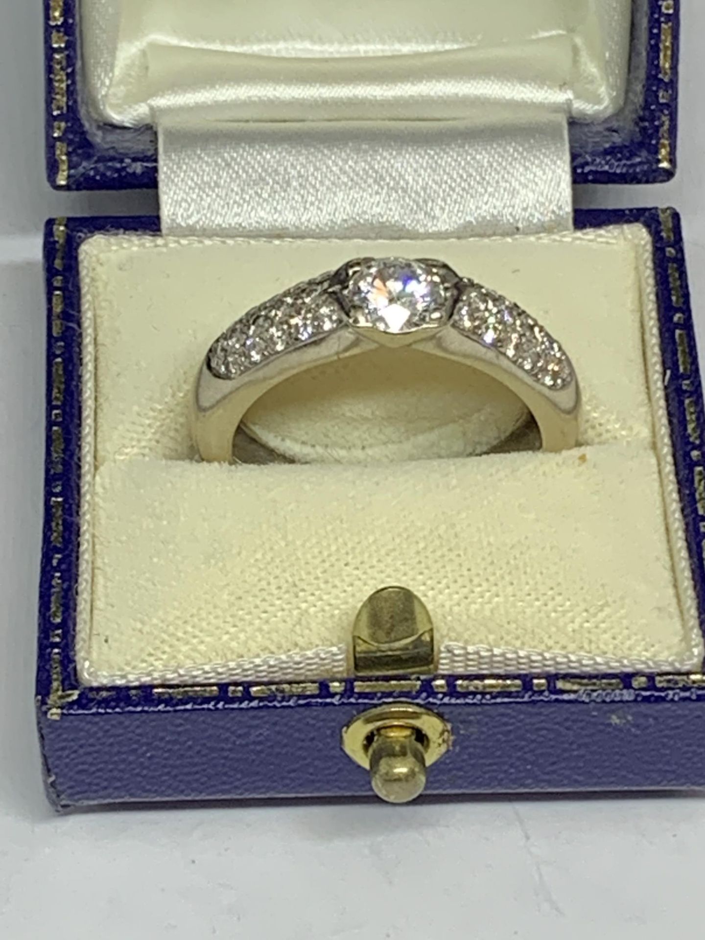 AN 18 CARAT WHITE GOLD RING WITH CENTRE DIAMOND APPROXIMATELY 1 CARAT WITH DIAMOND CHIPS TO THE - Image 4 of 4