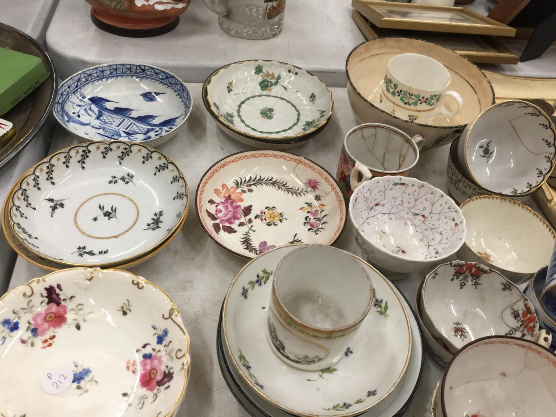 A LARGE QUANTITY OF EARLY 19TH CENTURY TEABOWLS, CUPS AND SAUCERS - SOME A/F - Image 8 of 8