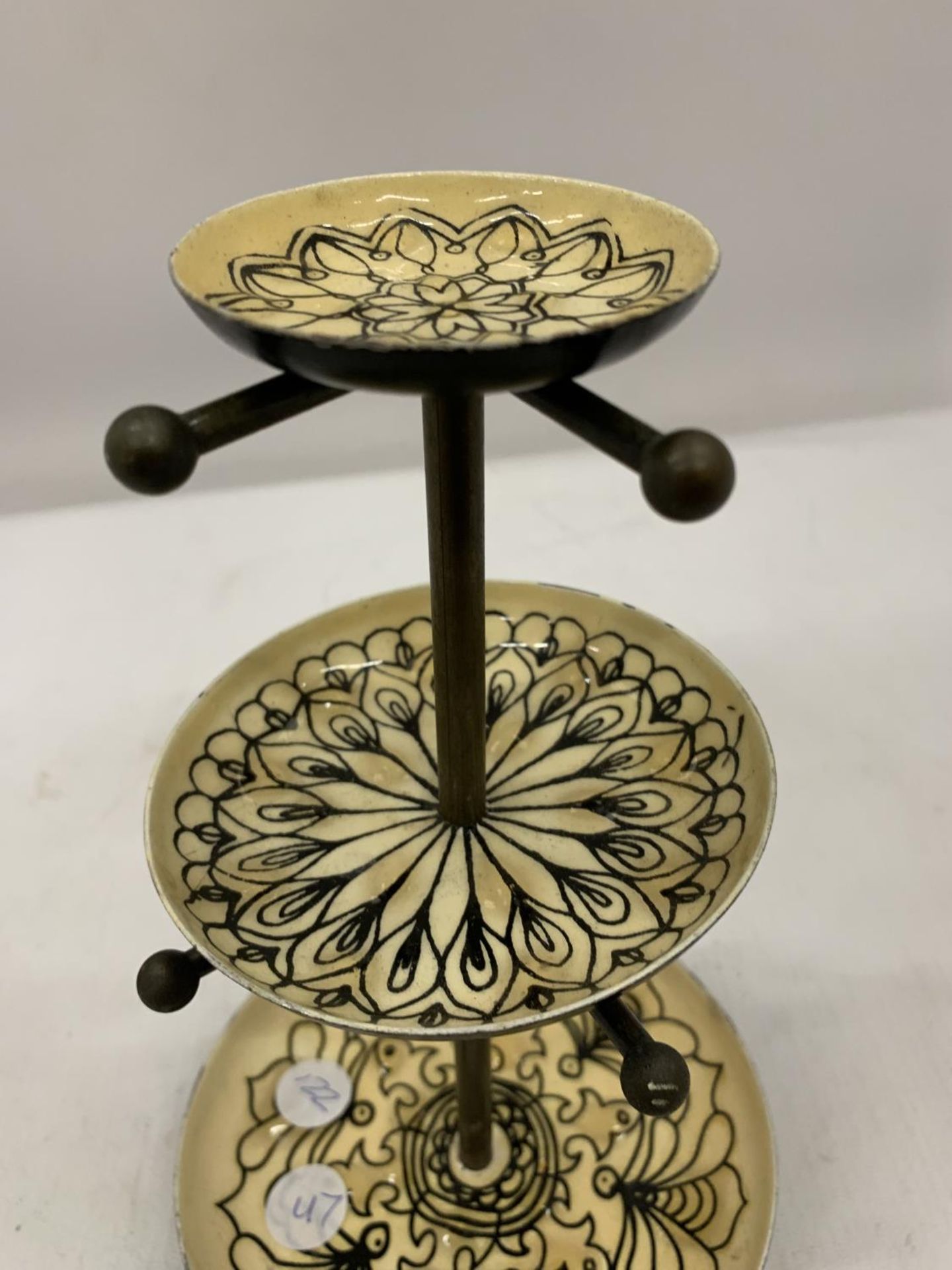 A SMALL METAL AND ENAMEL 3 TIER STAND HEIGHT 22.5CM - Bild 2 aus 4