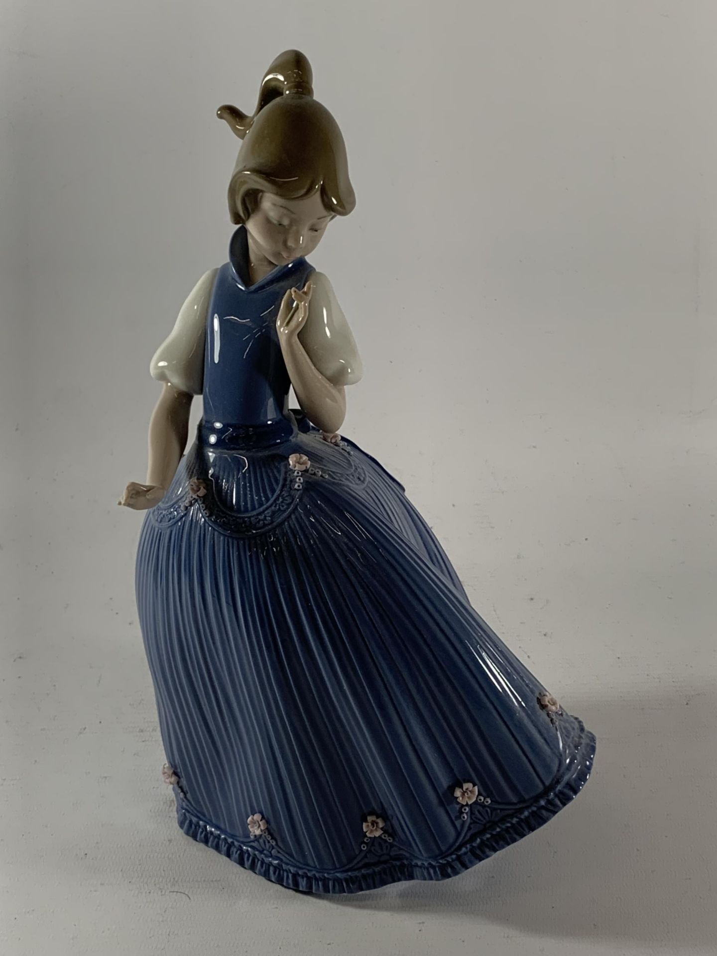 A LLADRO MODEL OF A GIRL IN A BLUE DRESS