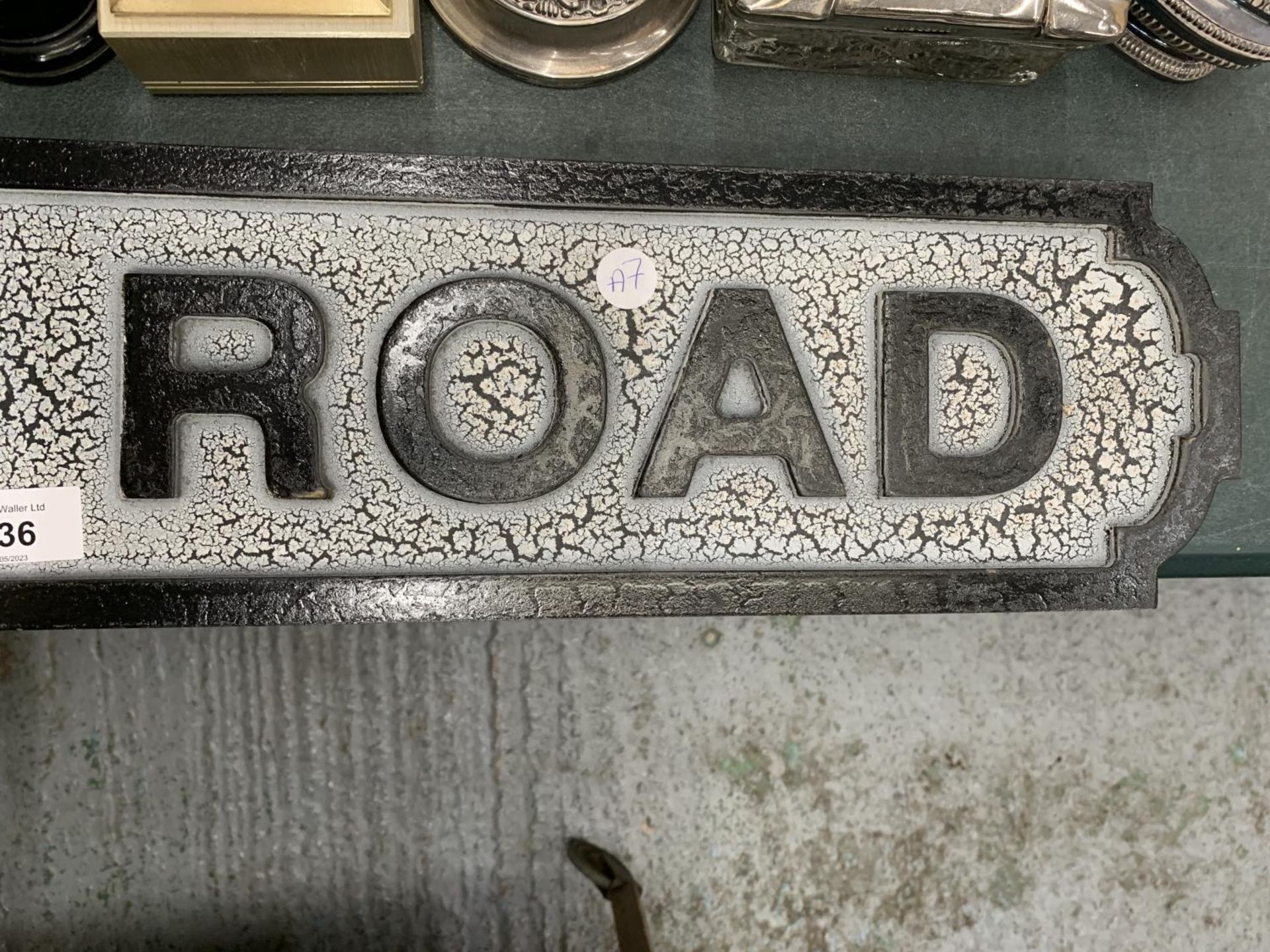 A LARGE WOODEN 'KINGS ROAD' SIGN, 78CM X 14CM - Image 3 of 3